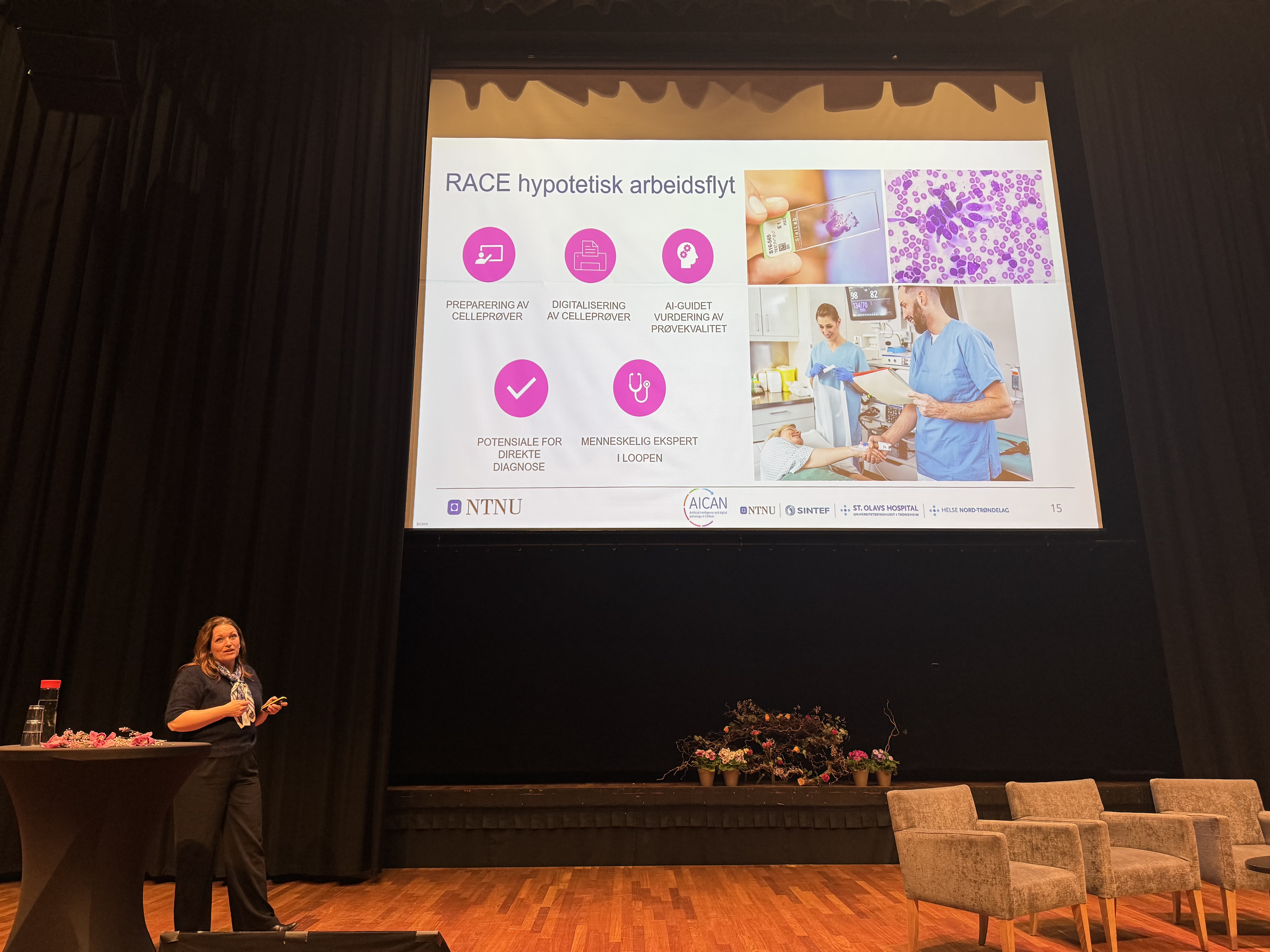 En kvinne som presenterer på en scene