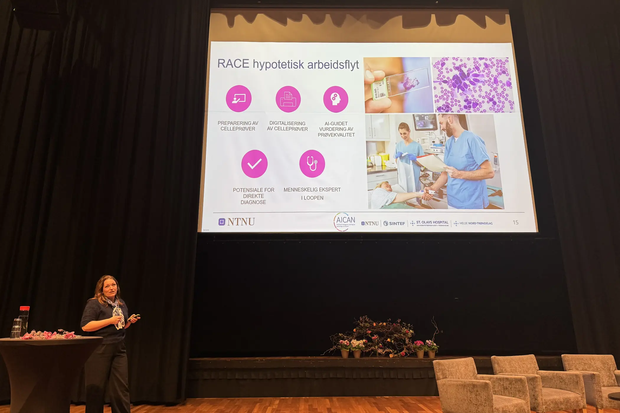 En kvinne som presenterer på en scene