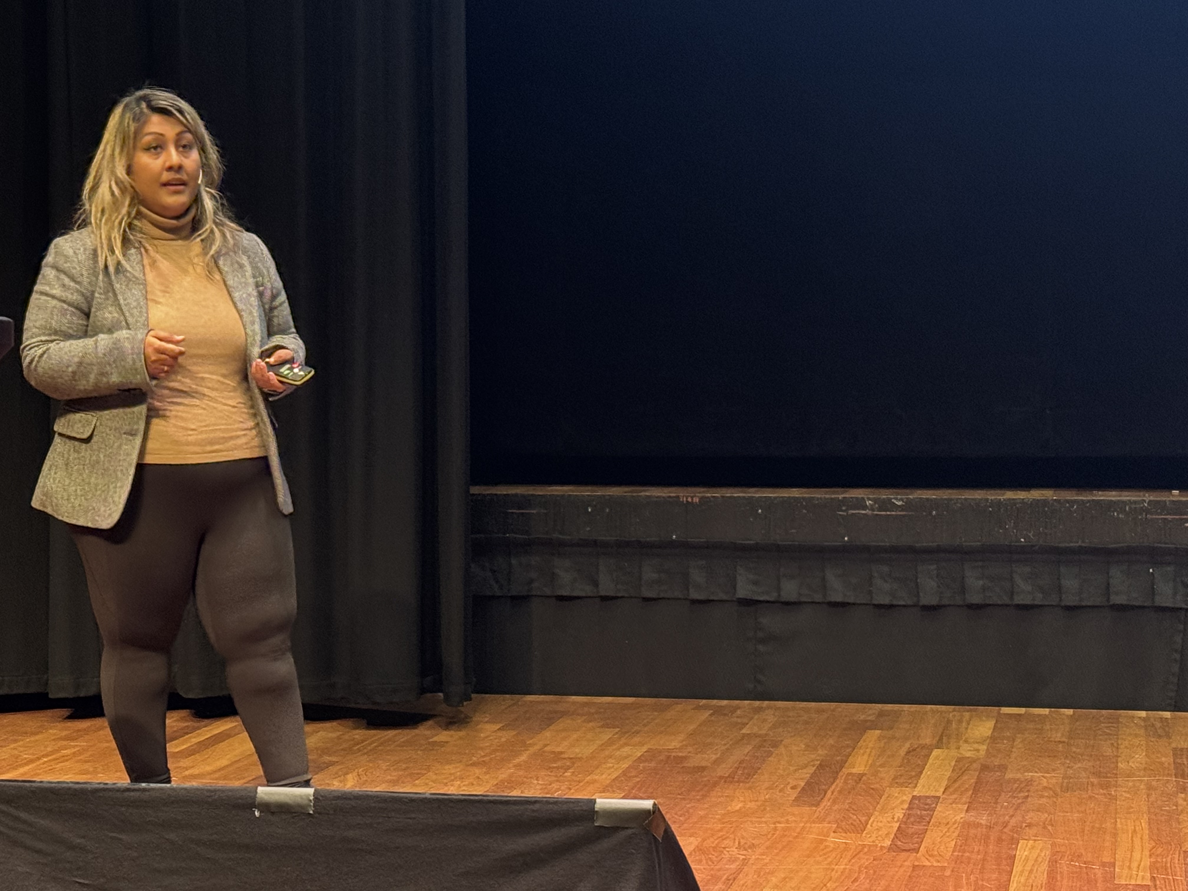 En kvinne som står på en scene