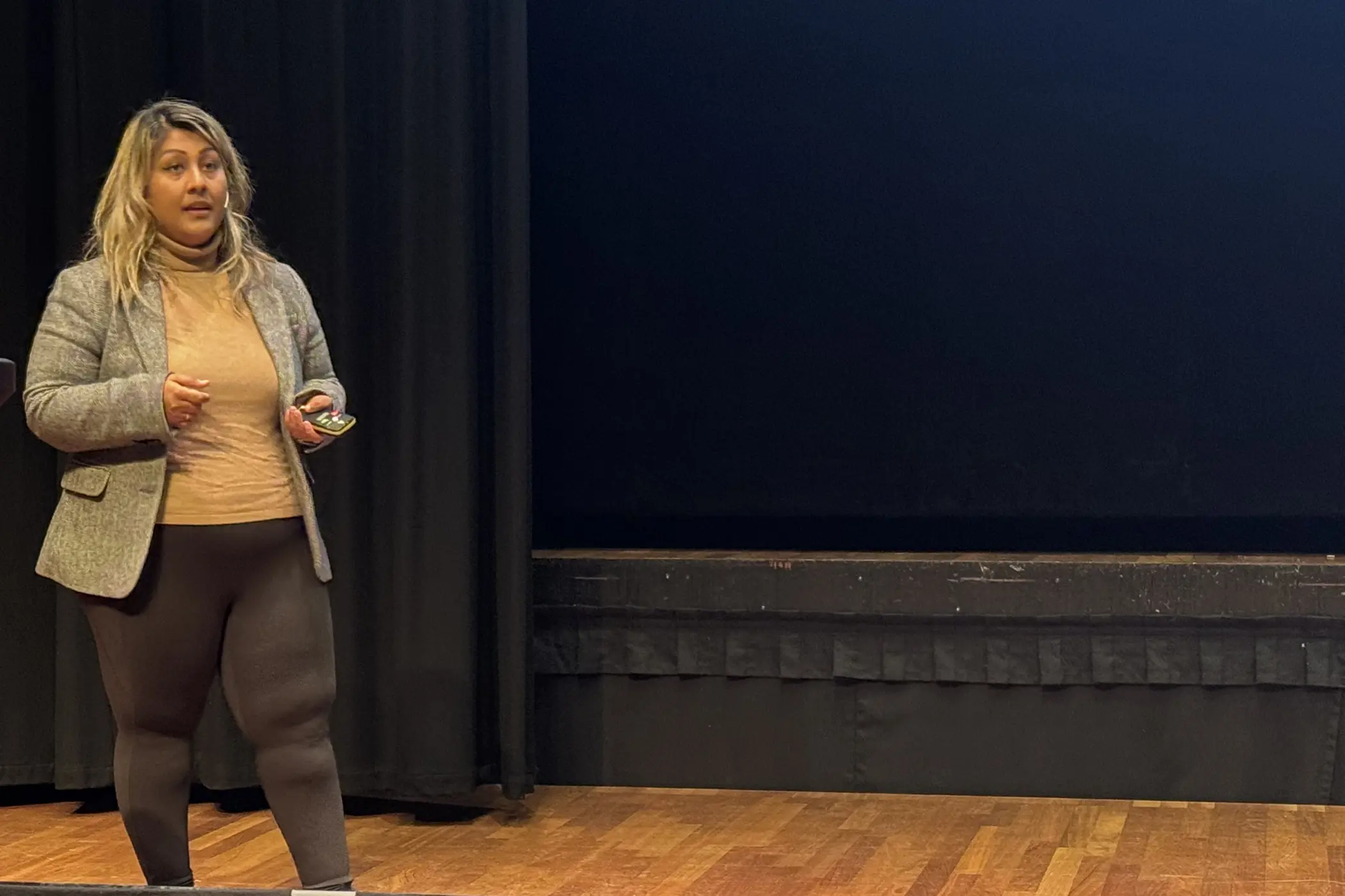 En kvinne som står på en scene