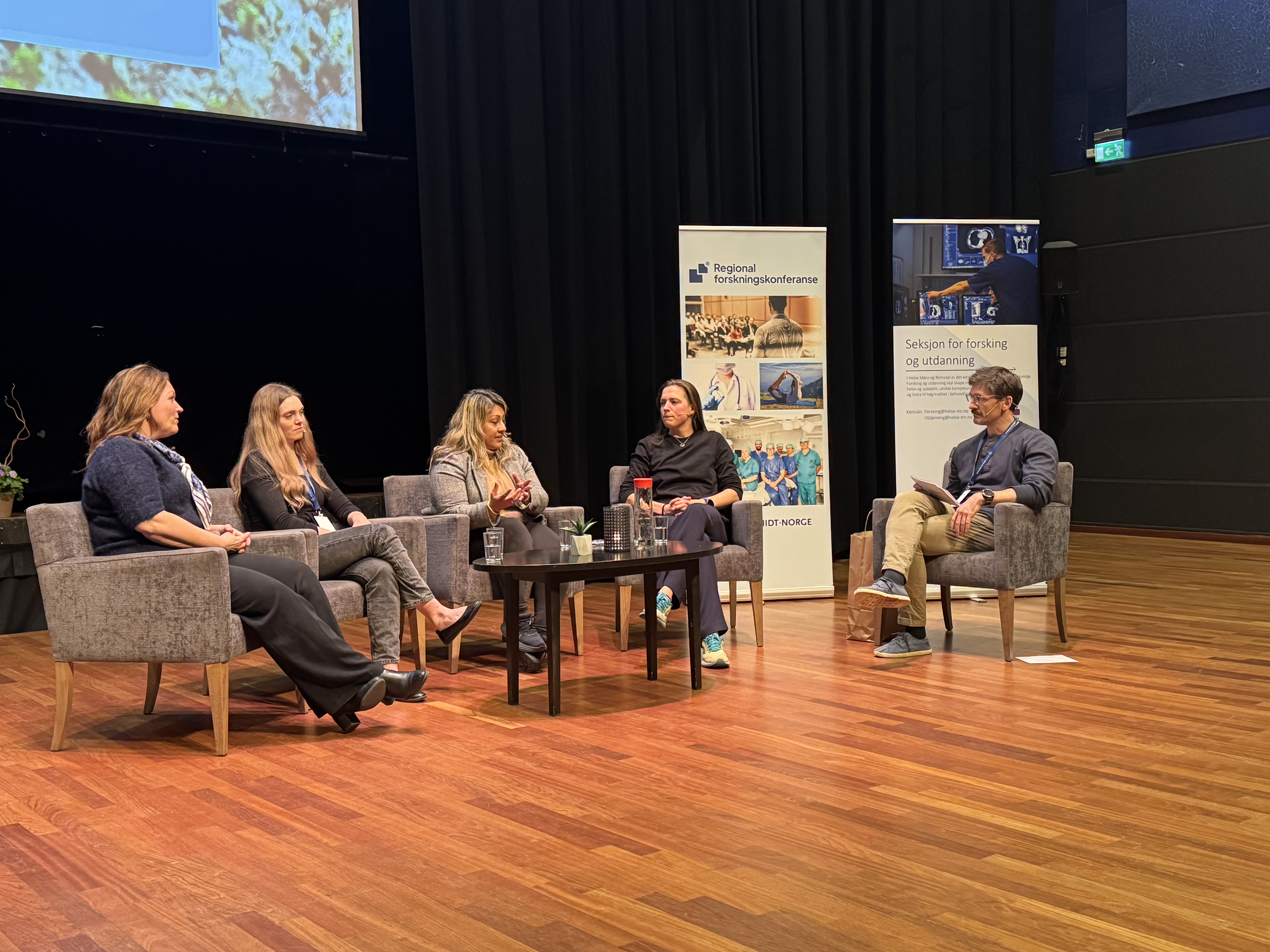 En gruppe mennesker som sitter i stoler