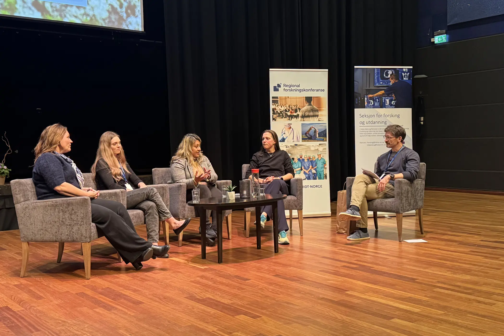 En gruppe mennesker som sitter i stoler