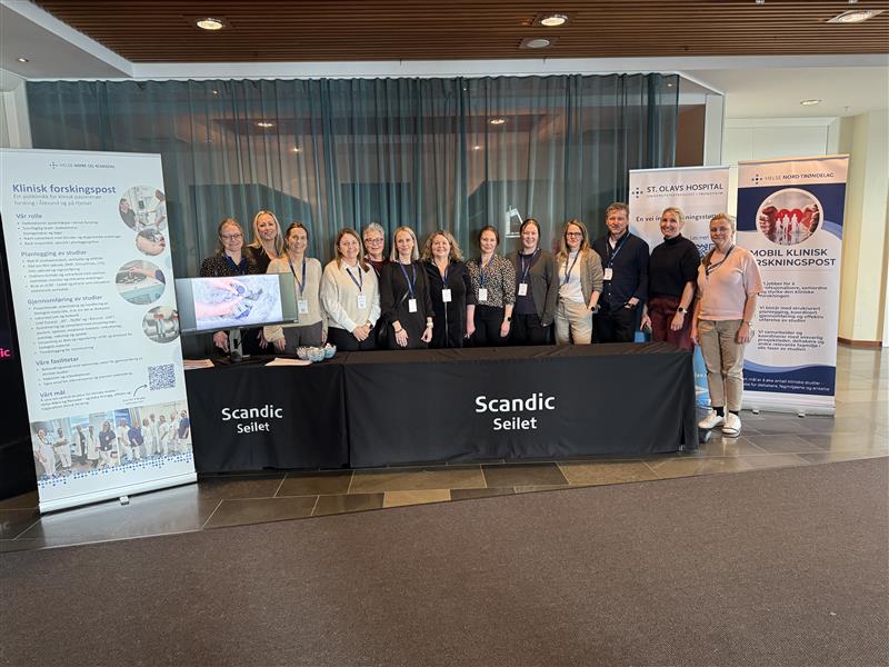 En gruppe mennesker som står foran en utstilling