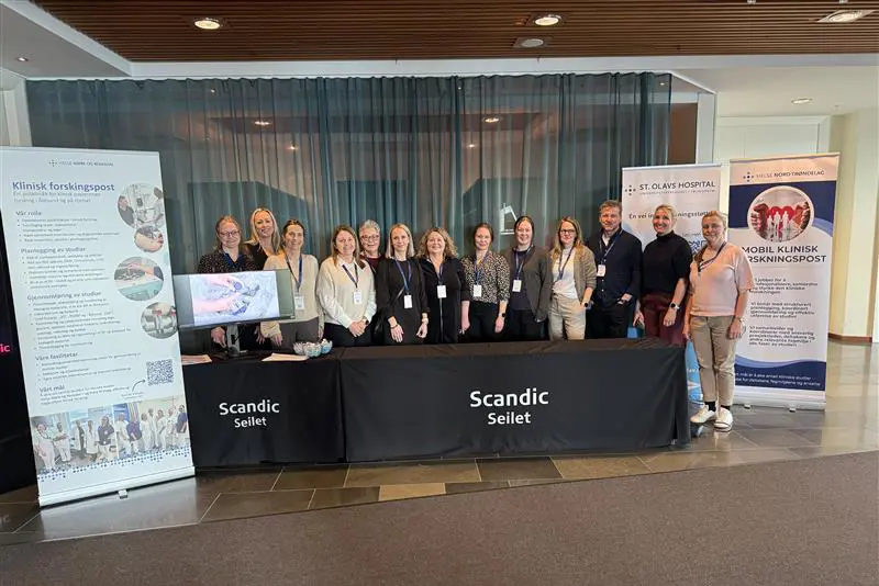 En gruppe mennesker som står foran en utstilling