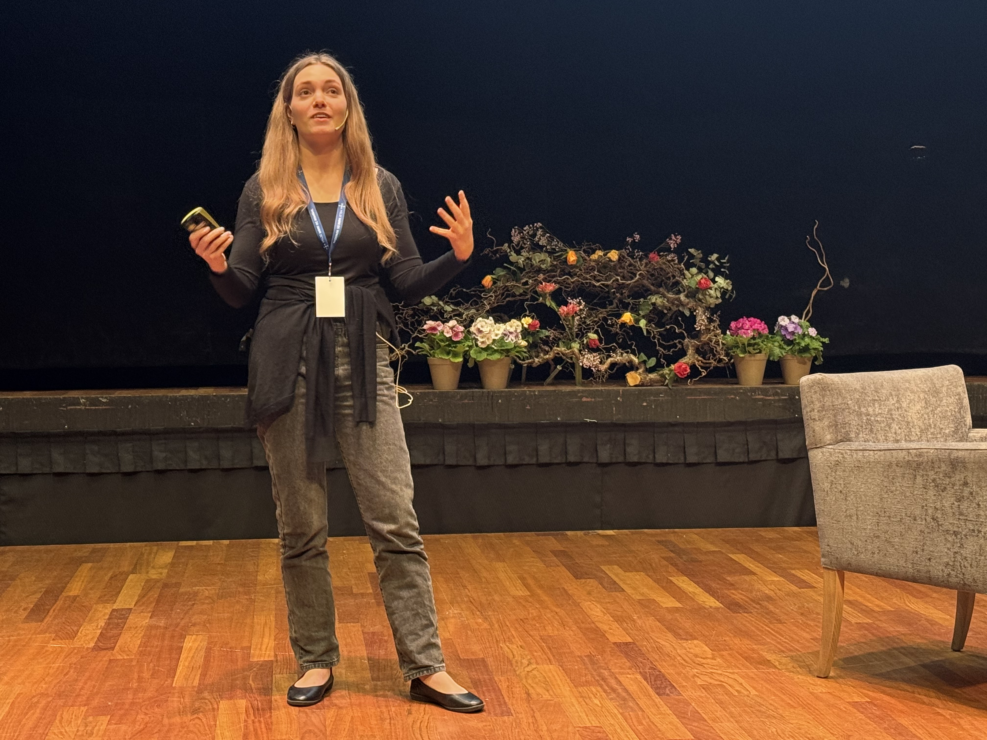 En kvinne som står på en scene