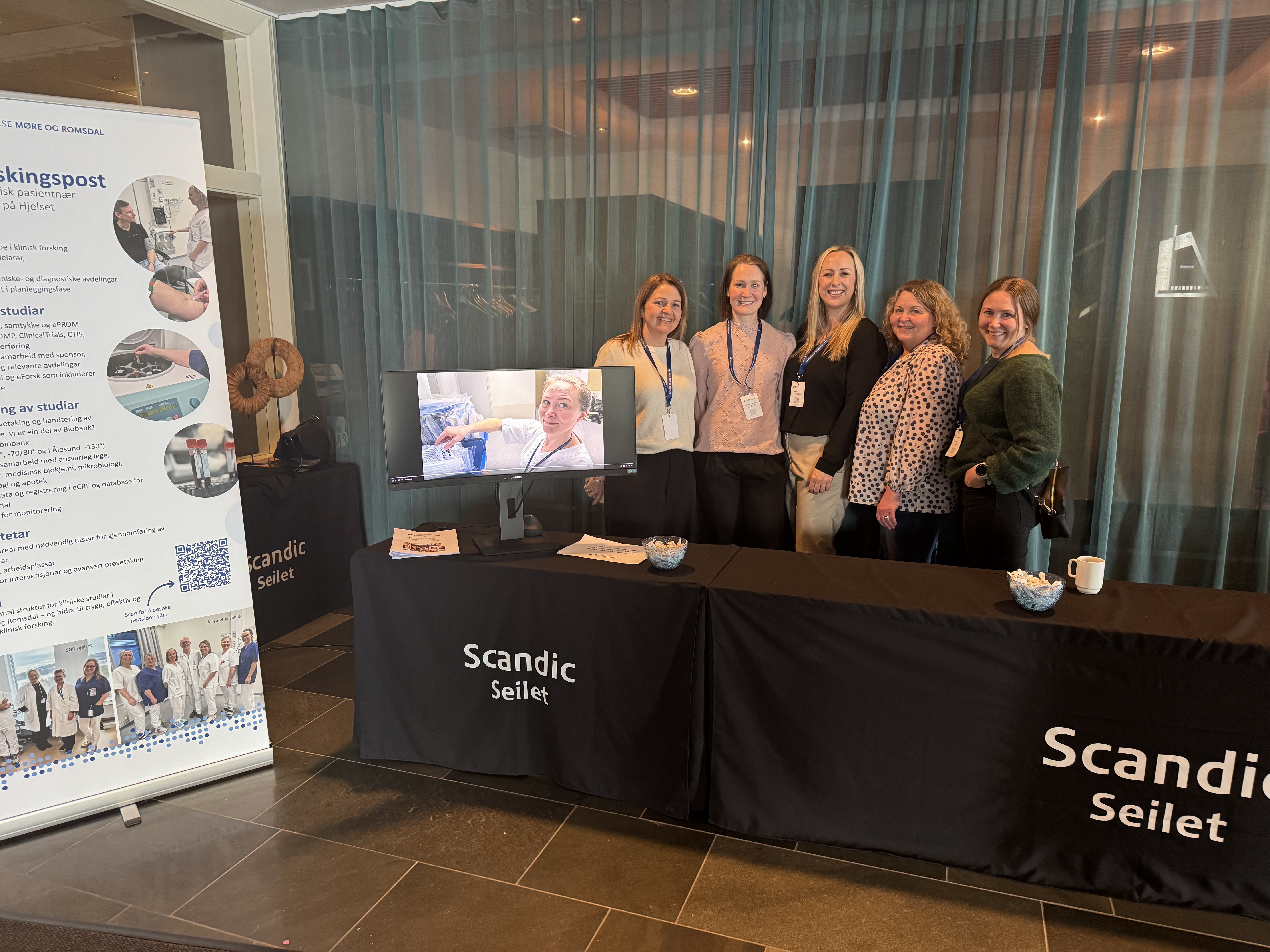 En gruppe mennesker ved en stand