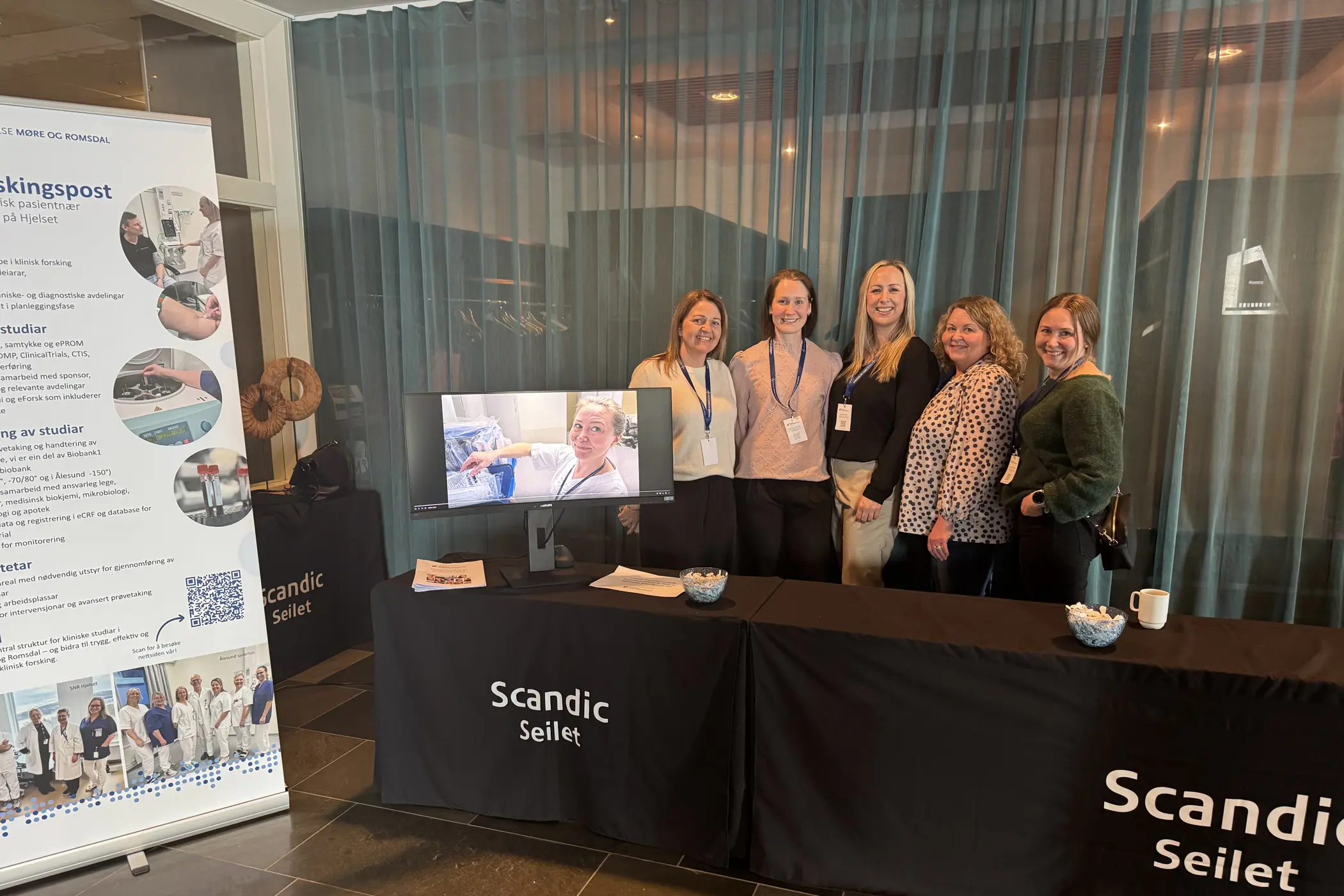 En gruppe mennesker ved en stand