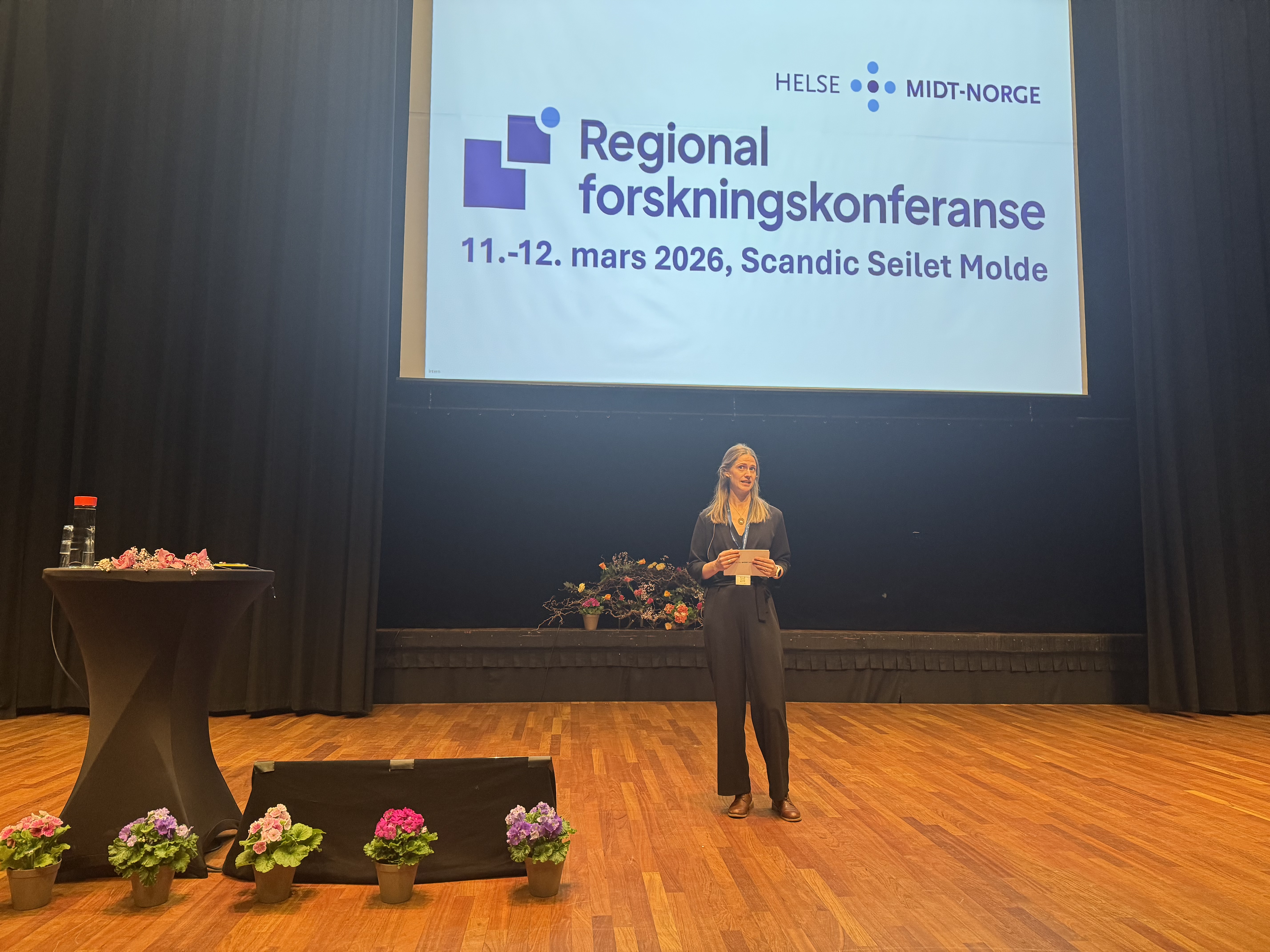 En kvinne som står på en scene