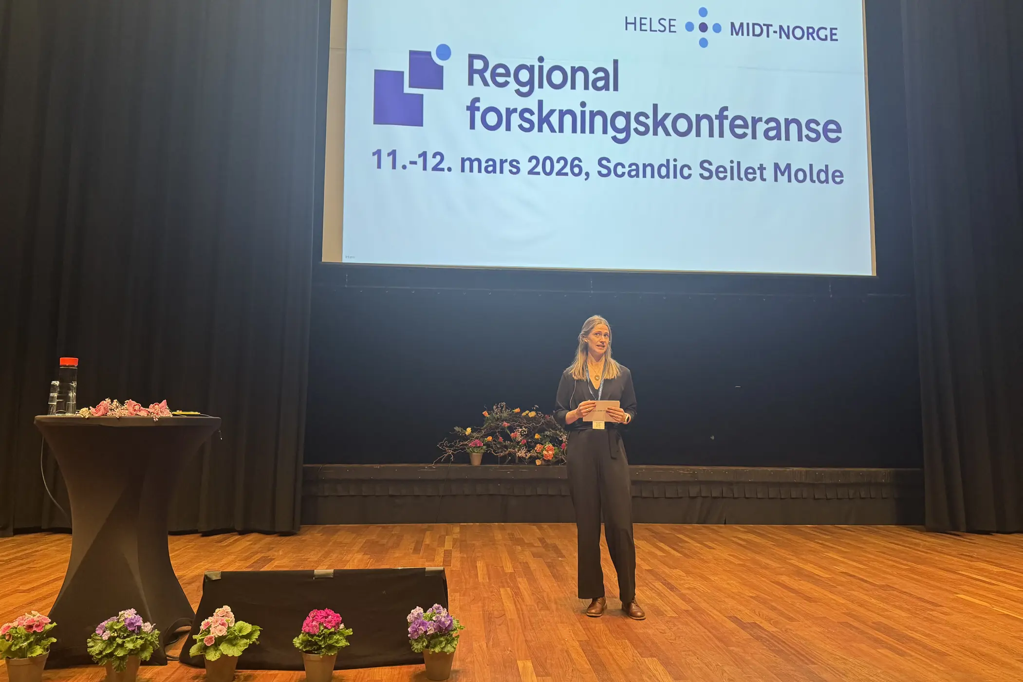 En kvinne som står på en scene