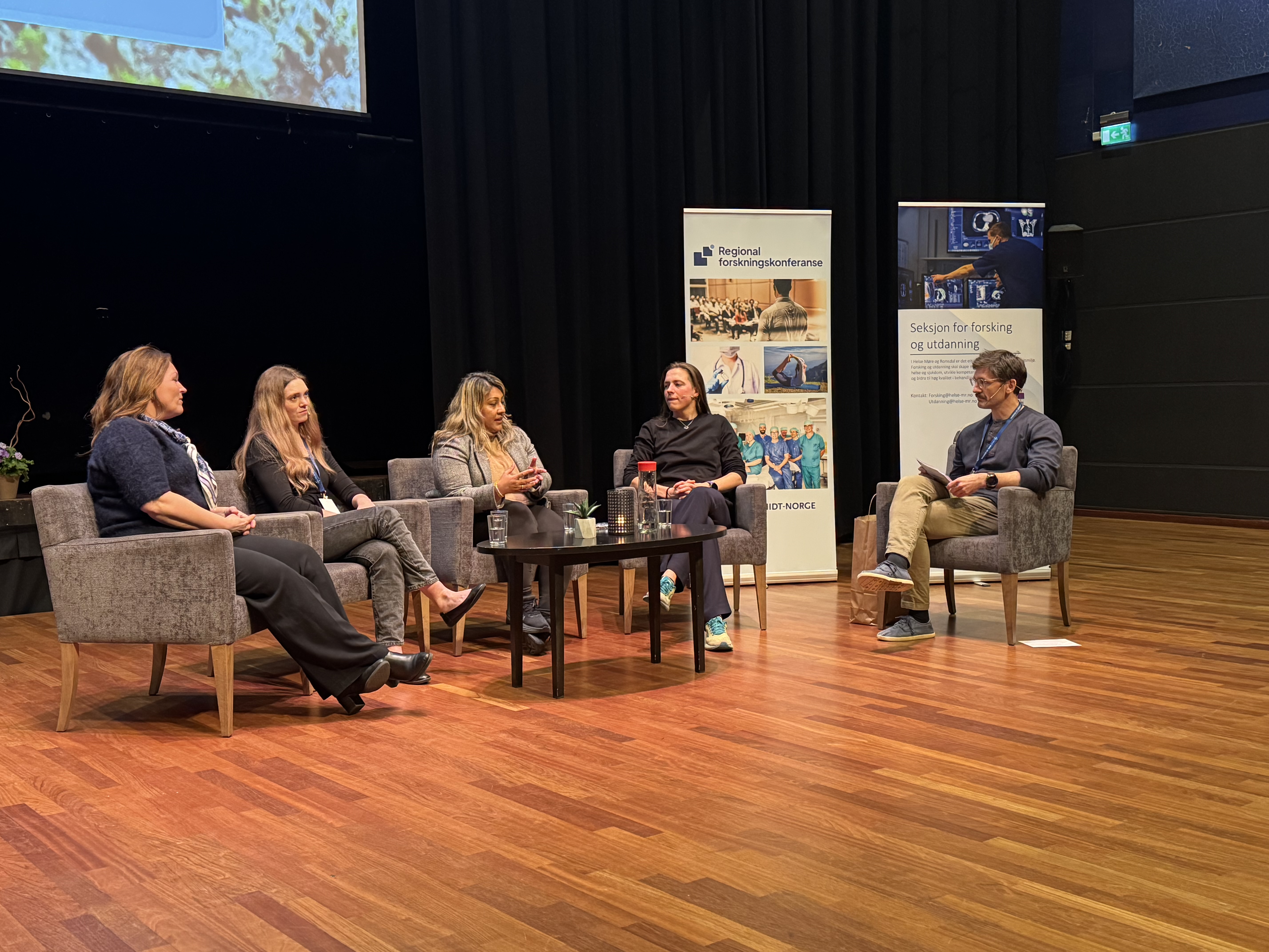 En gruppe mennesker som sitter i stoler