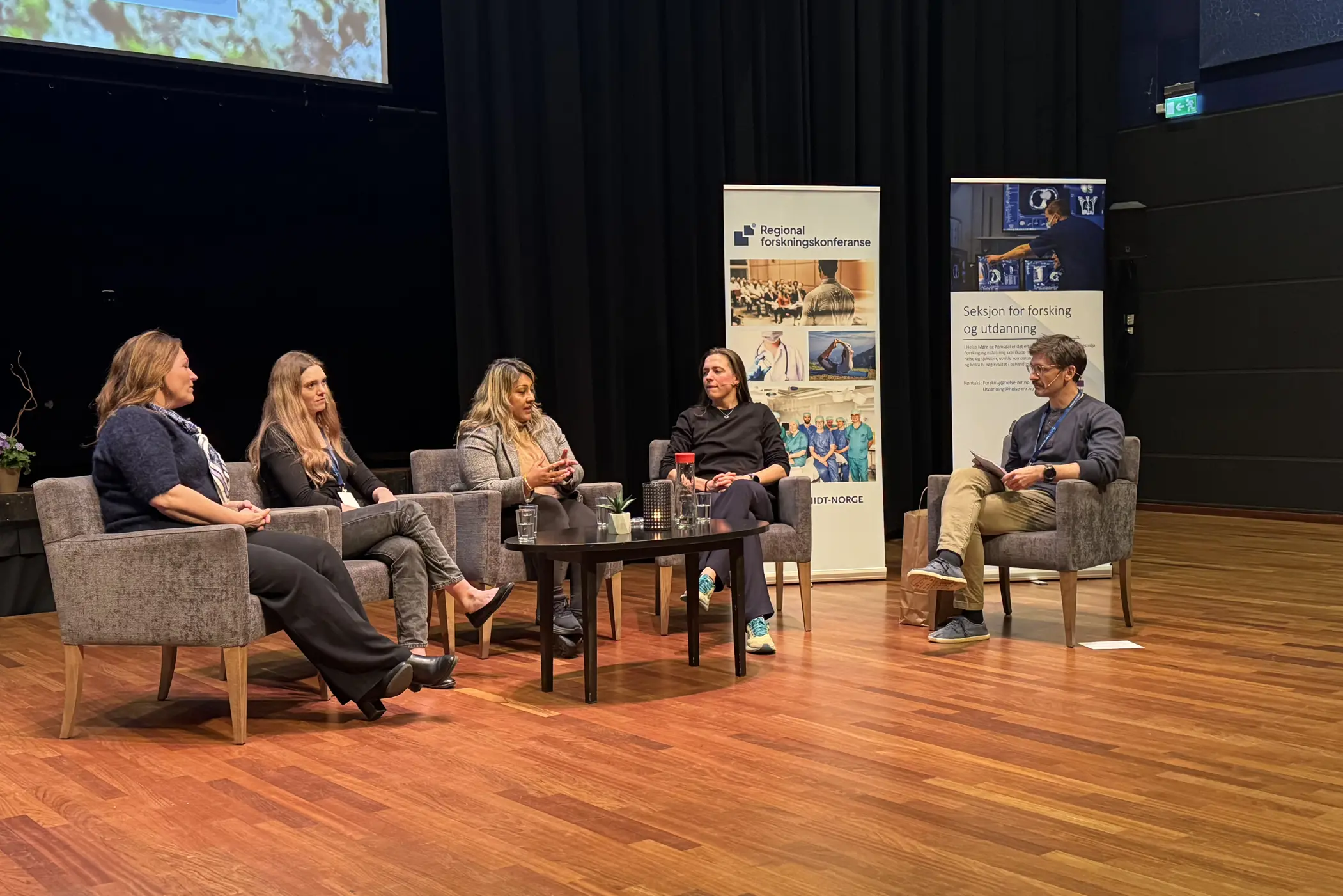 En gruppe mennesker som sitter i stoler