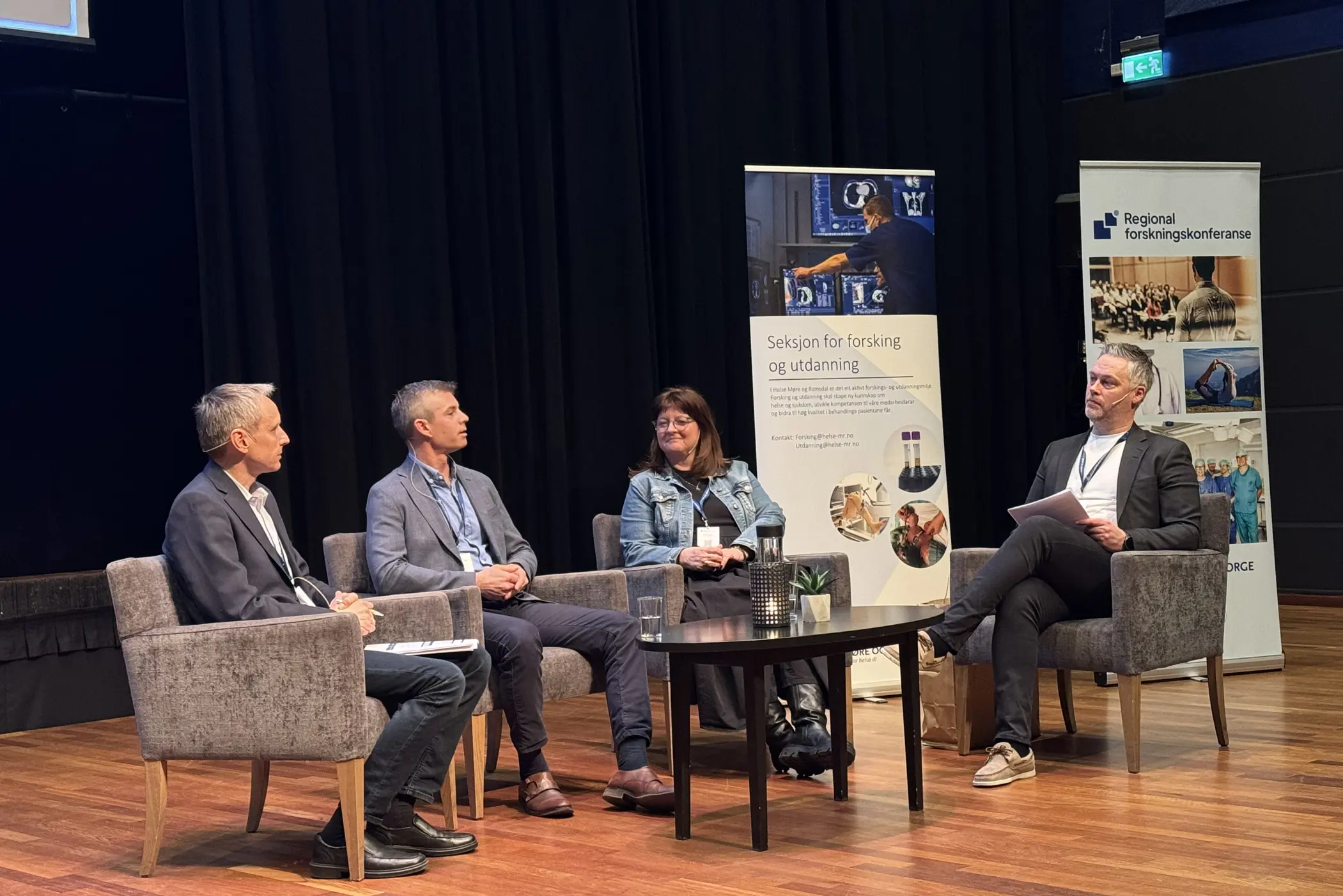 En gruppe mennesker som sitter i stoler