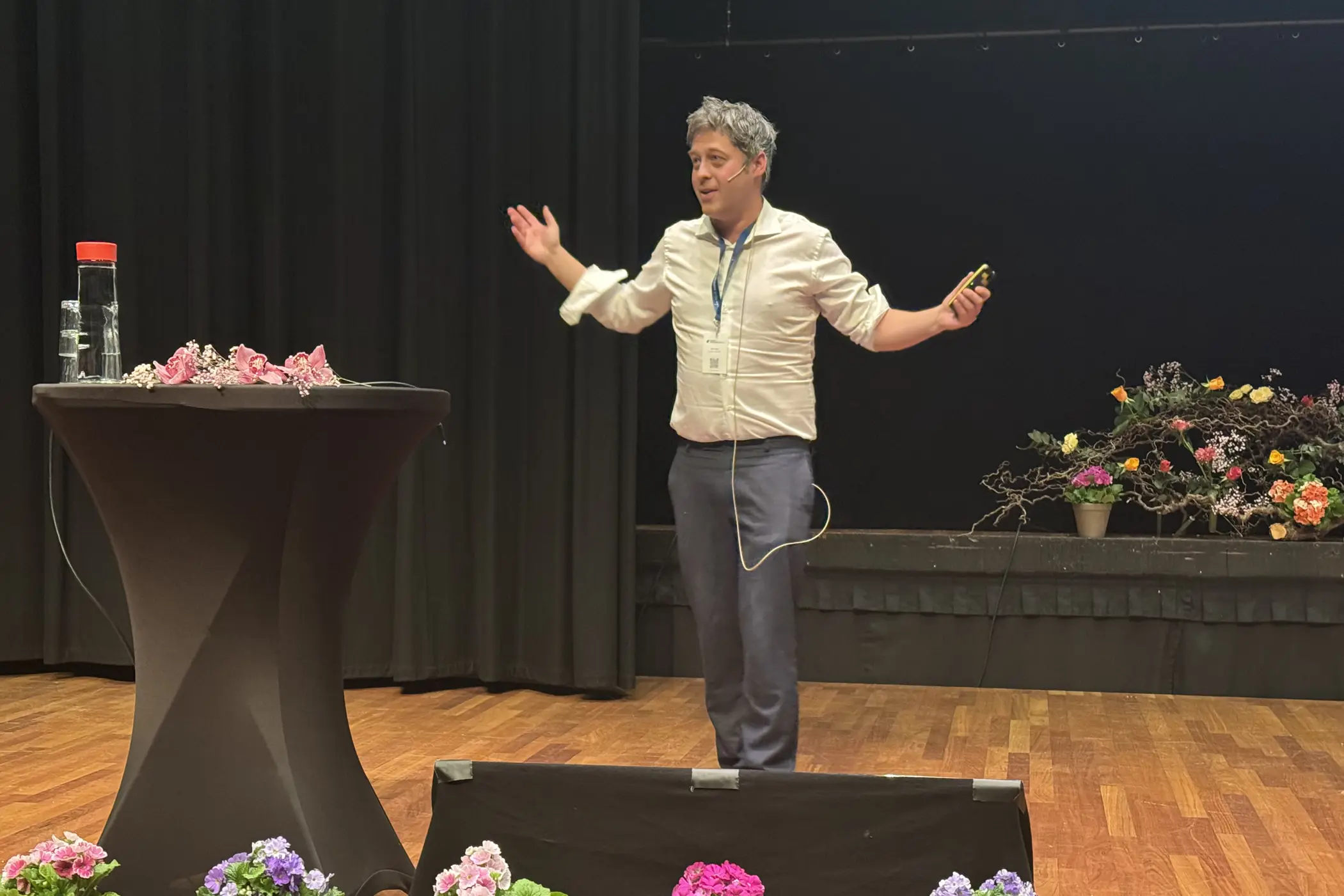 En person som står på en scene