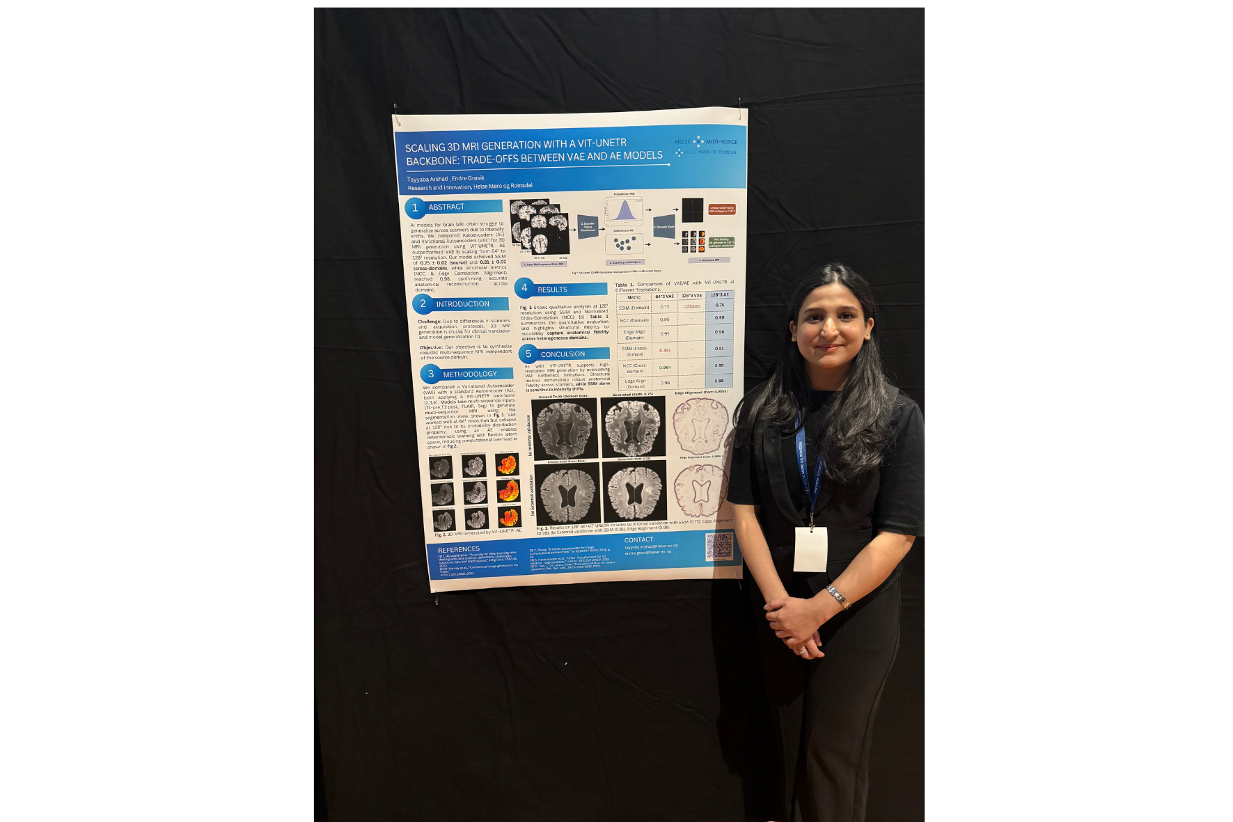 En dame som står ved siden av en plakat