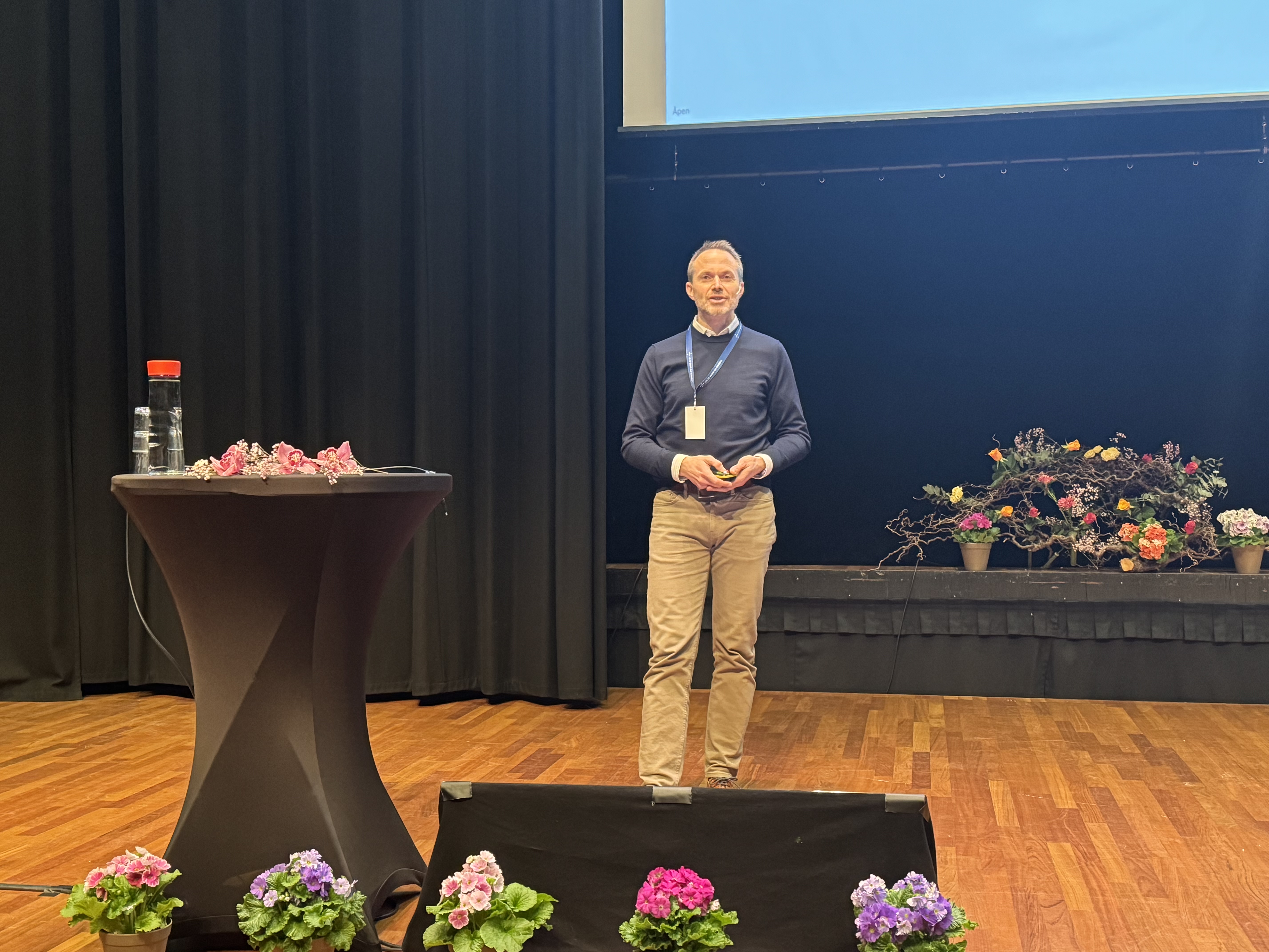 En person som står på en scene