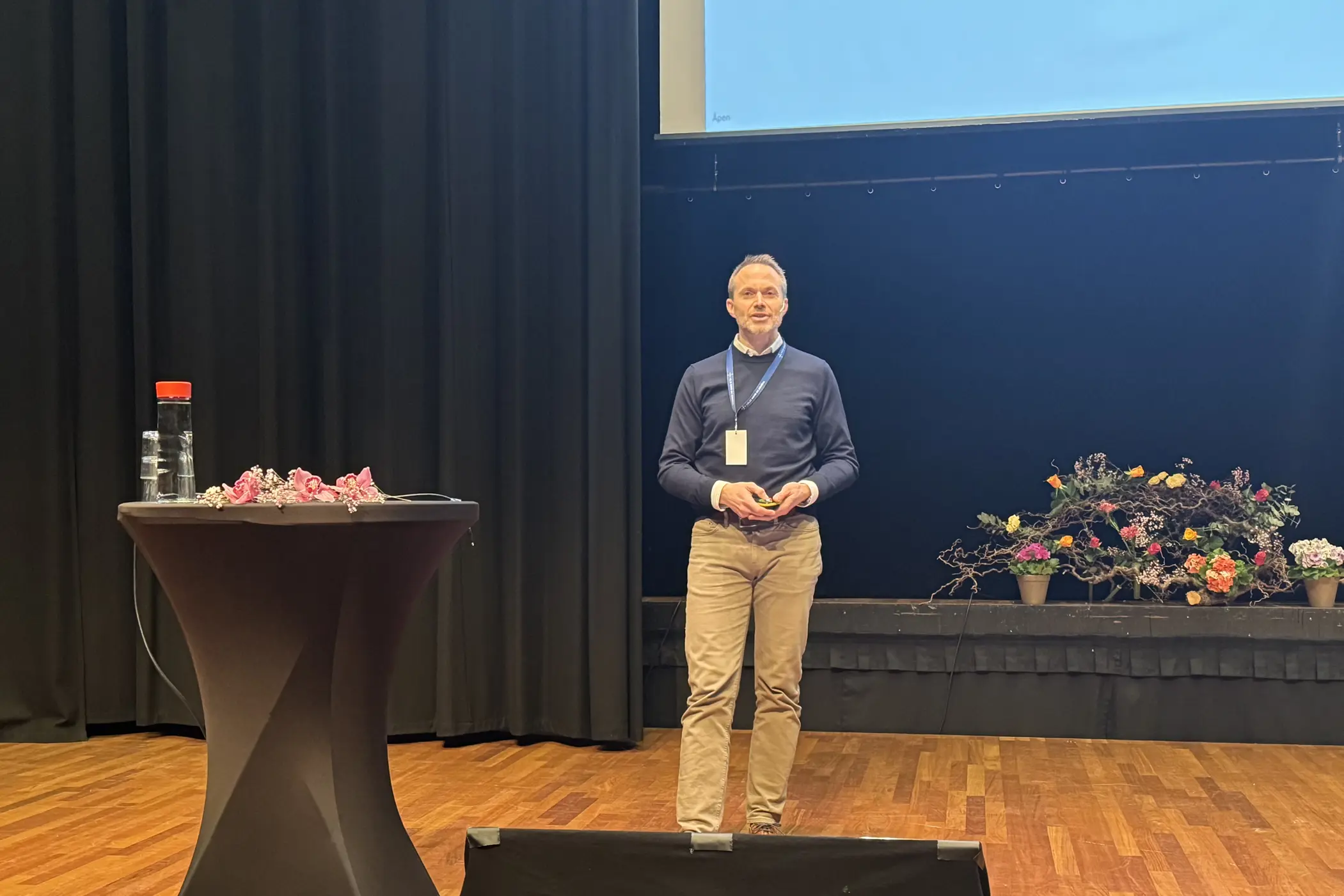 En person som står på en scene