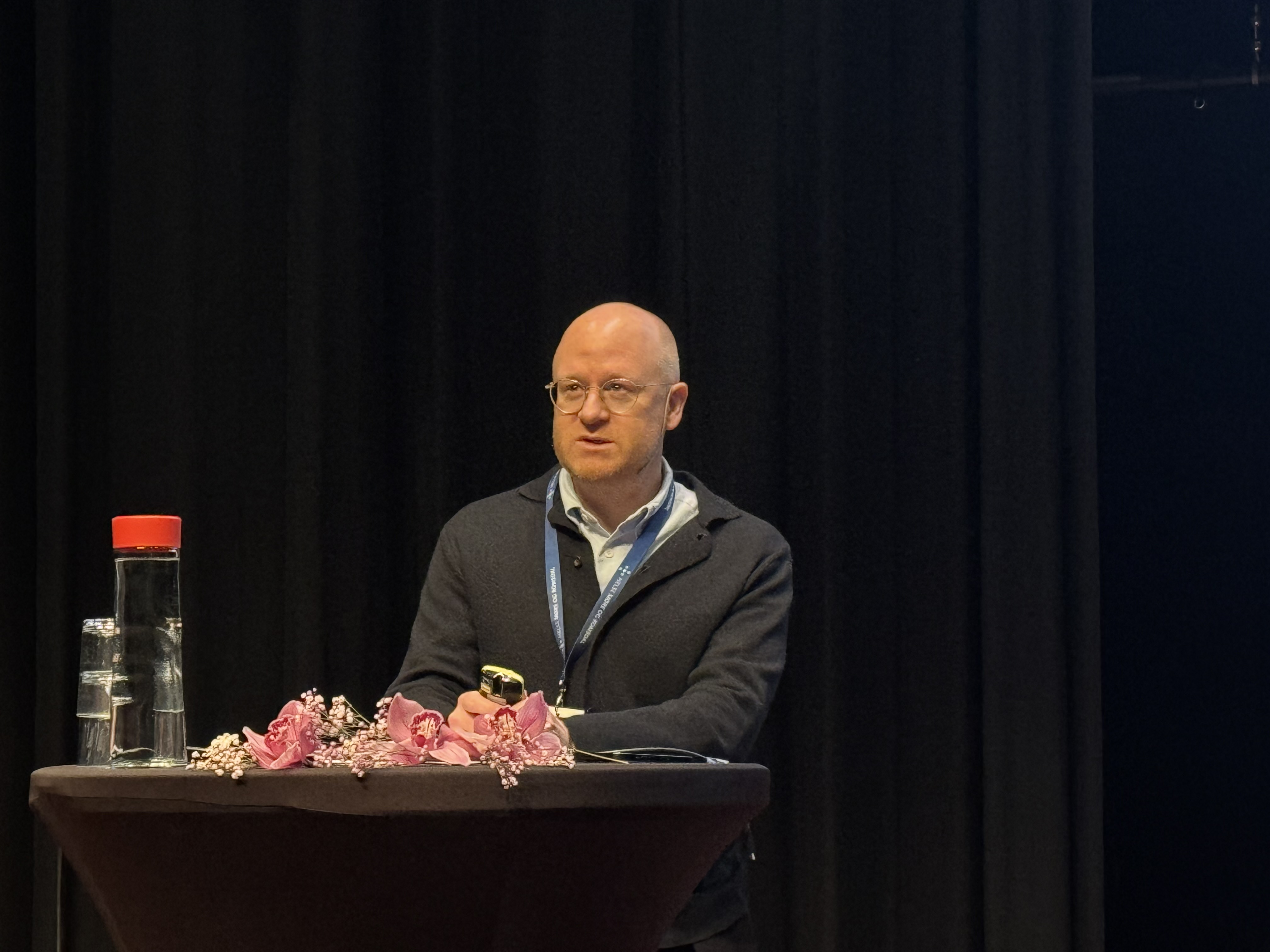 En mann som står ved en talerstol