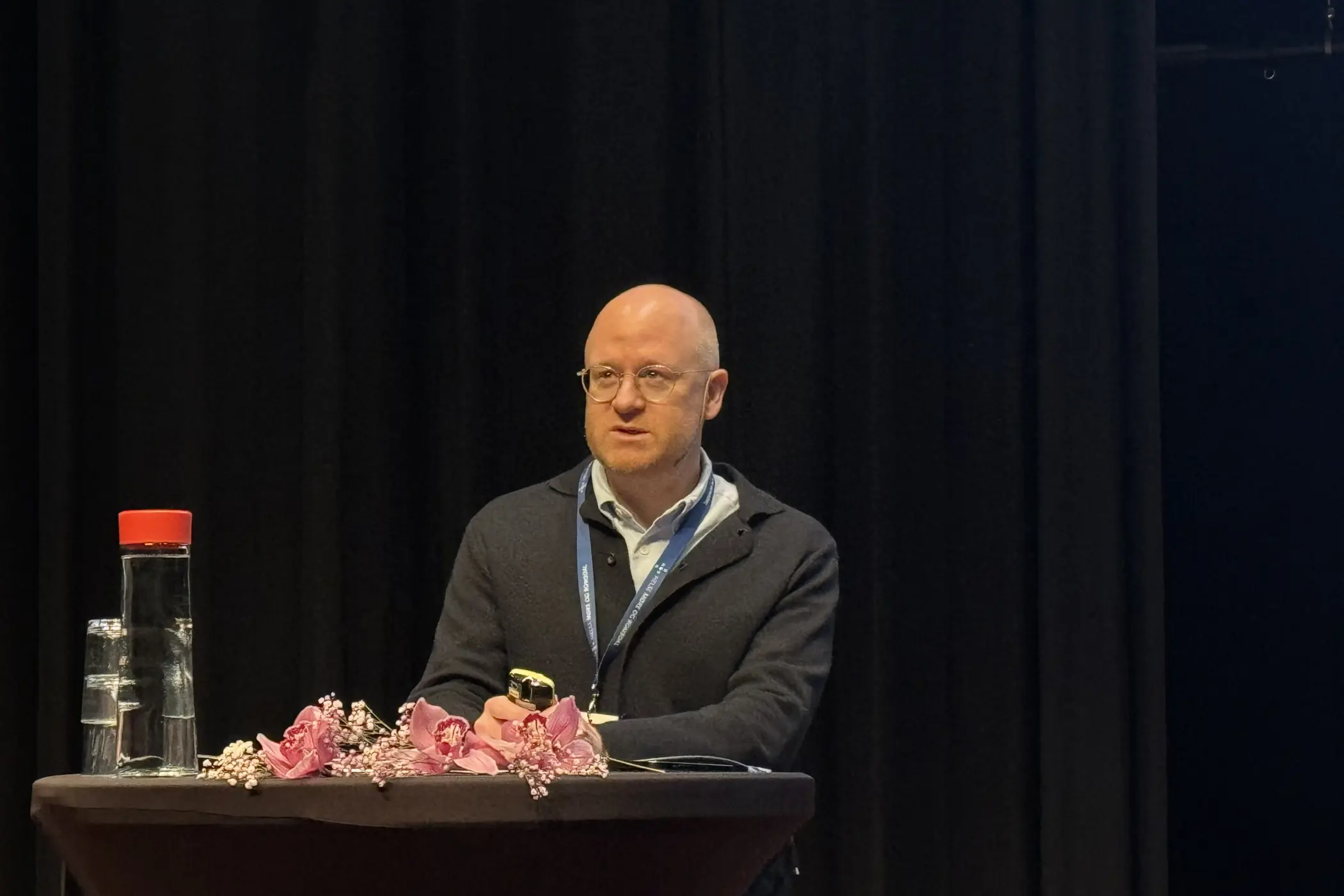 En mann som står ved en talerstol