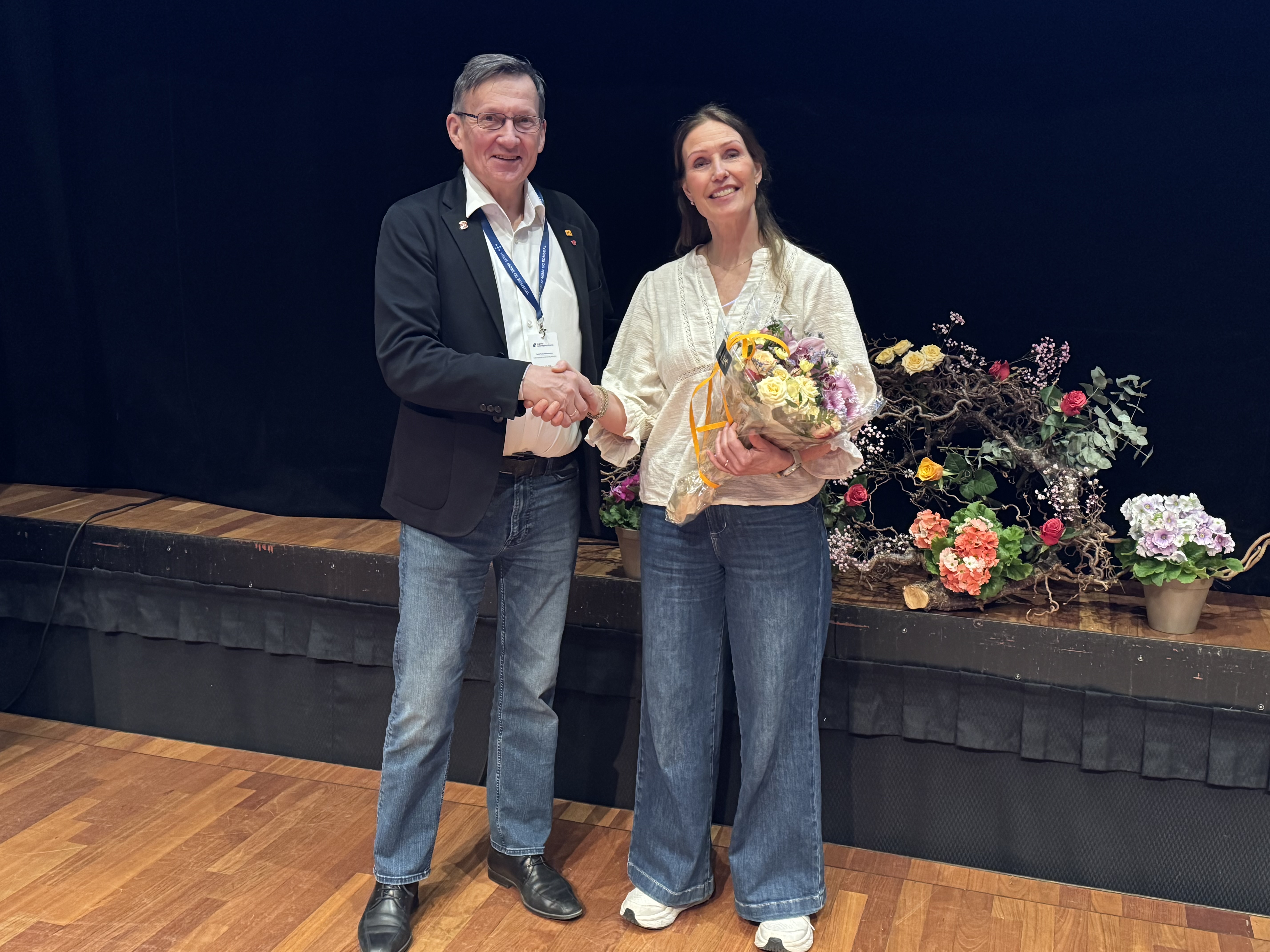 En mann og en kvinne som holder blomster