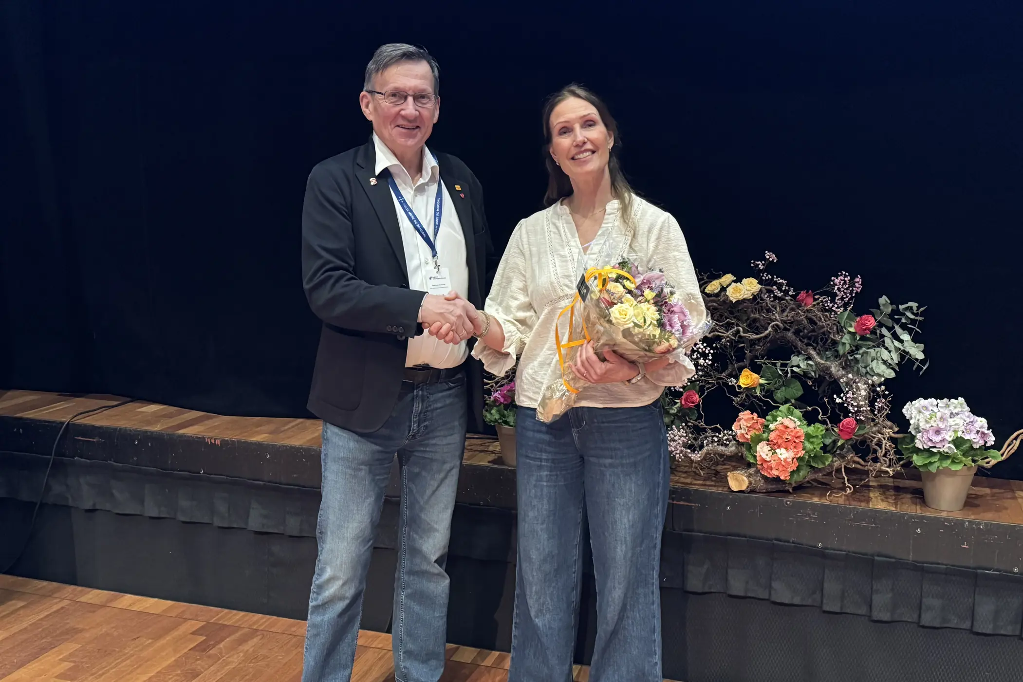 En mann og en kvinne som holder blomster