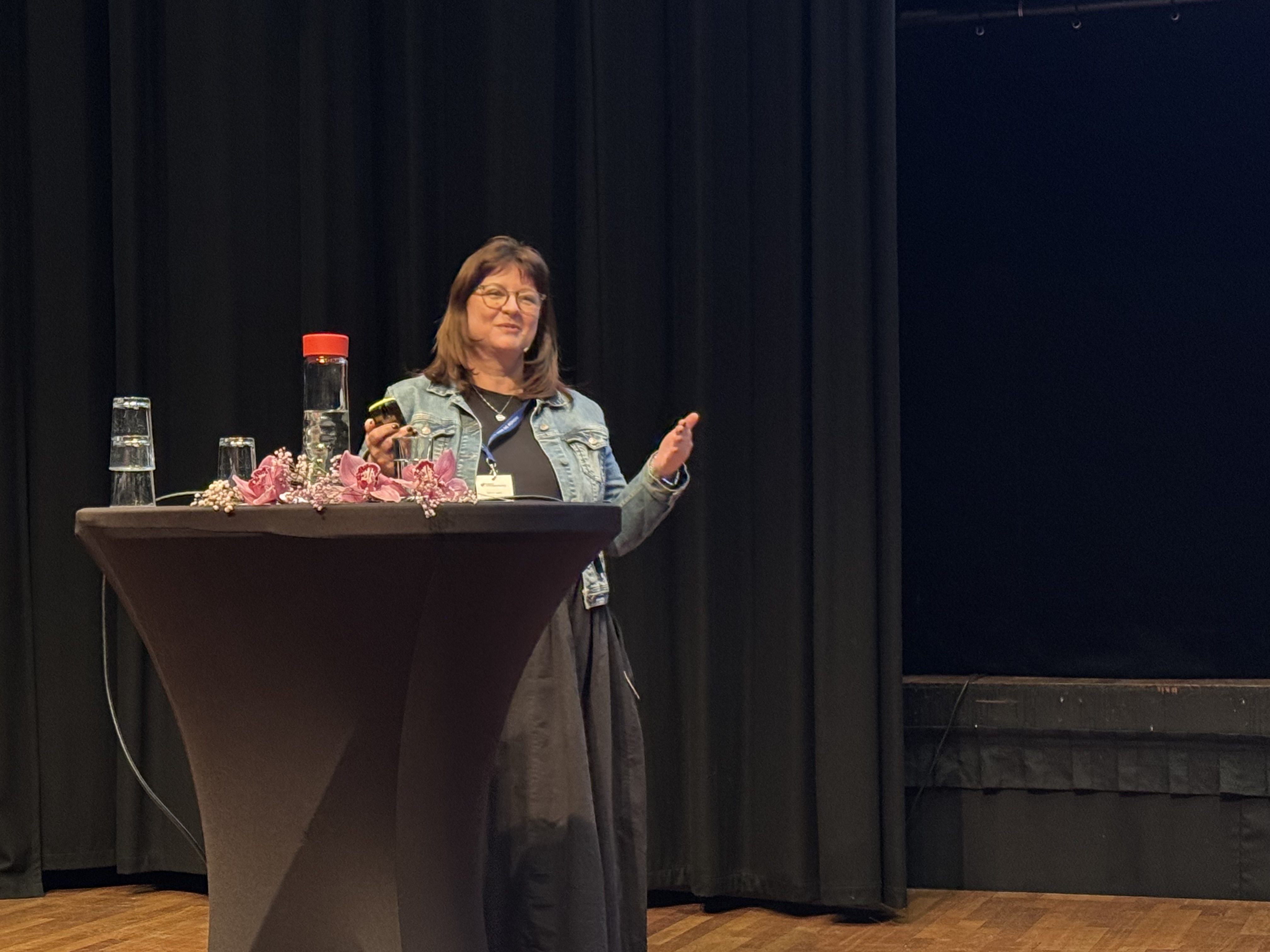 En kvinne som står ved en talerstol