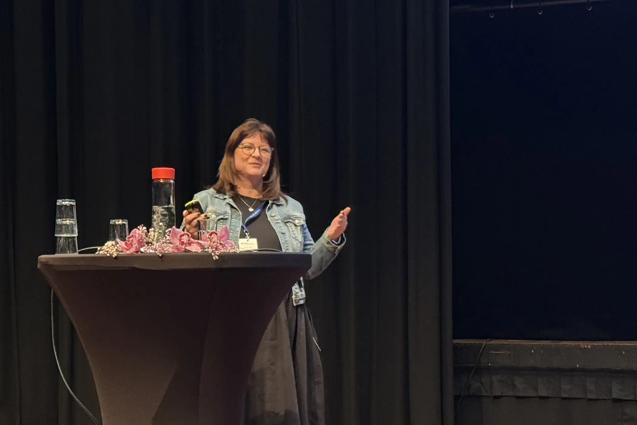 En kvinne som står ved en talerstol