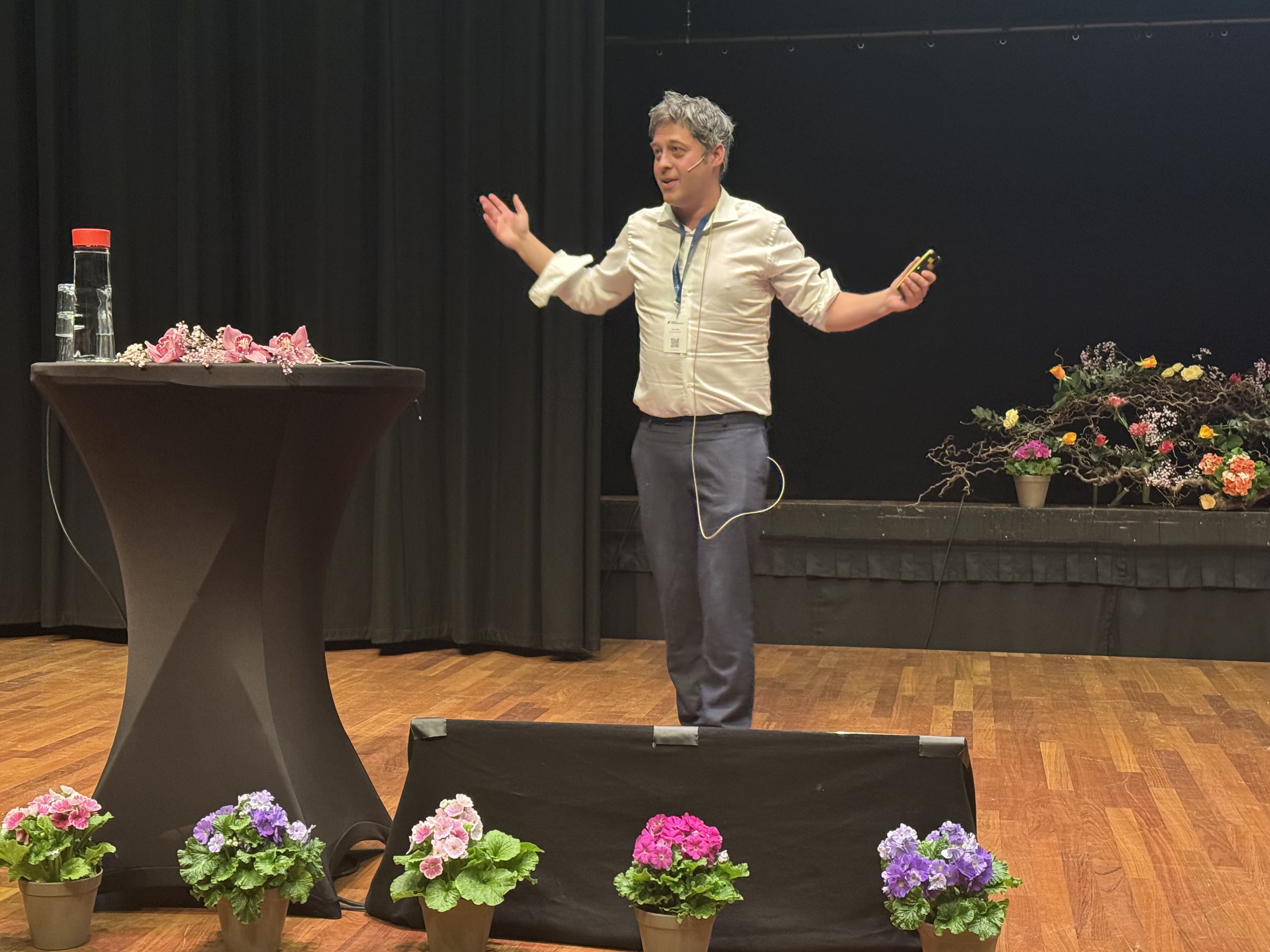 En person som står på en scene