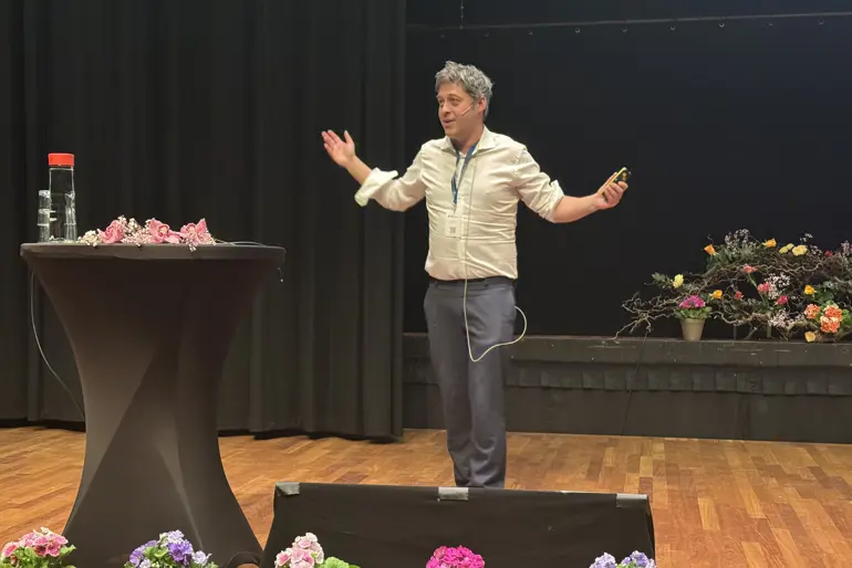 En person som står på en scene