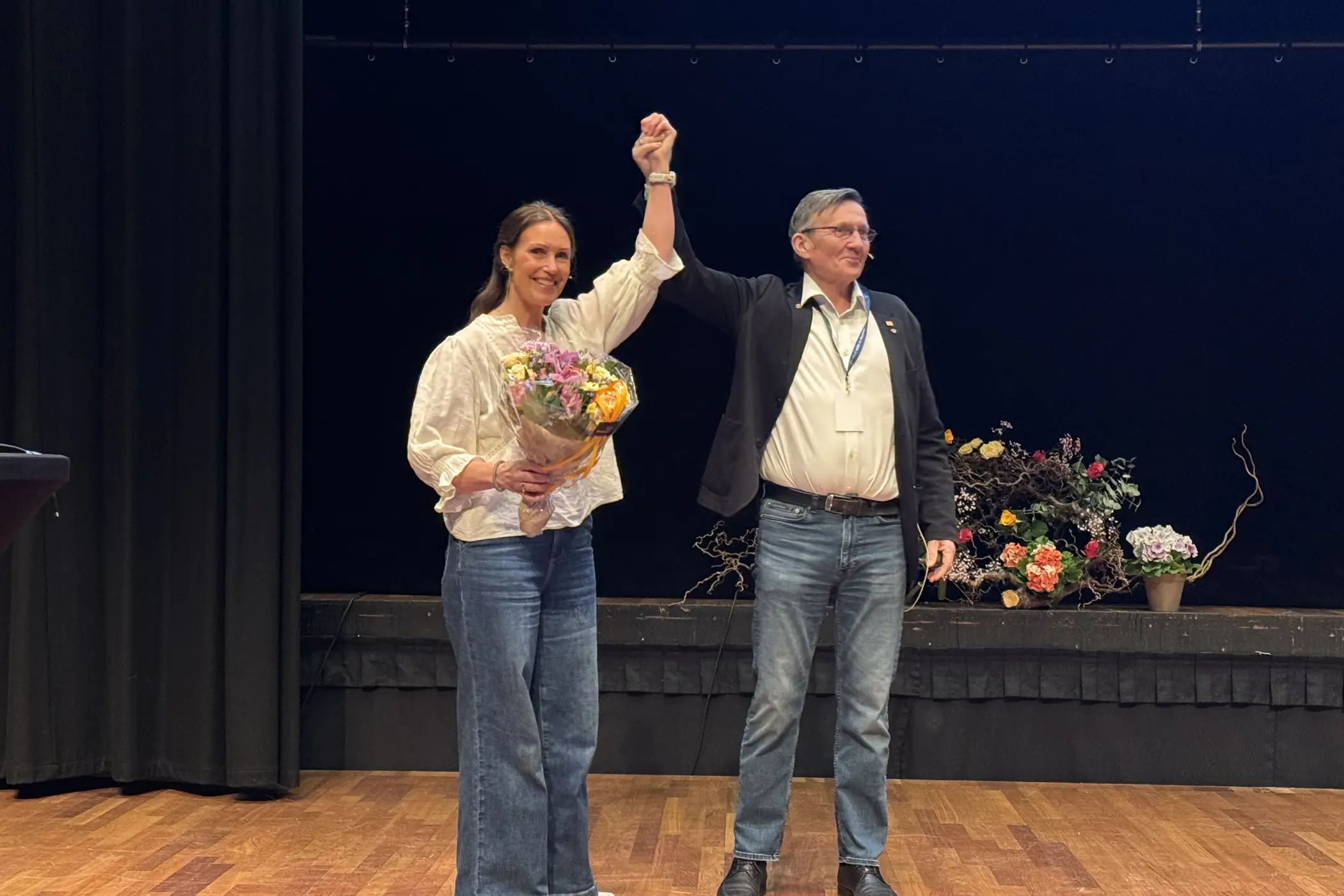 En mann og en kvinne på en scene