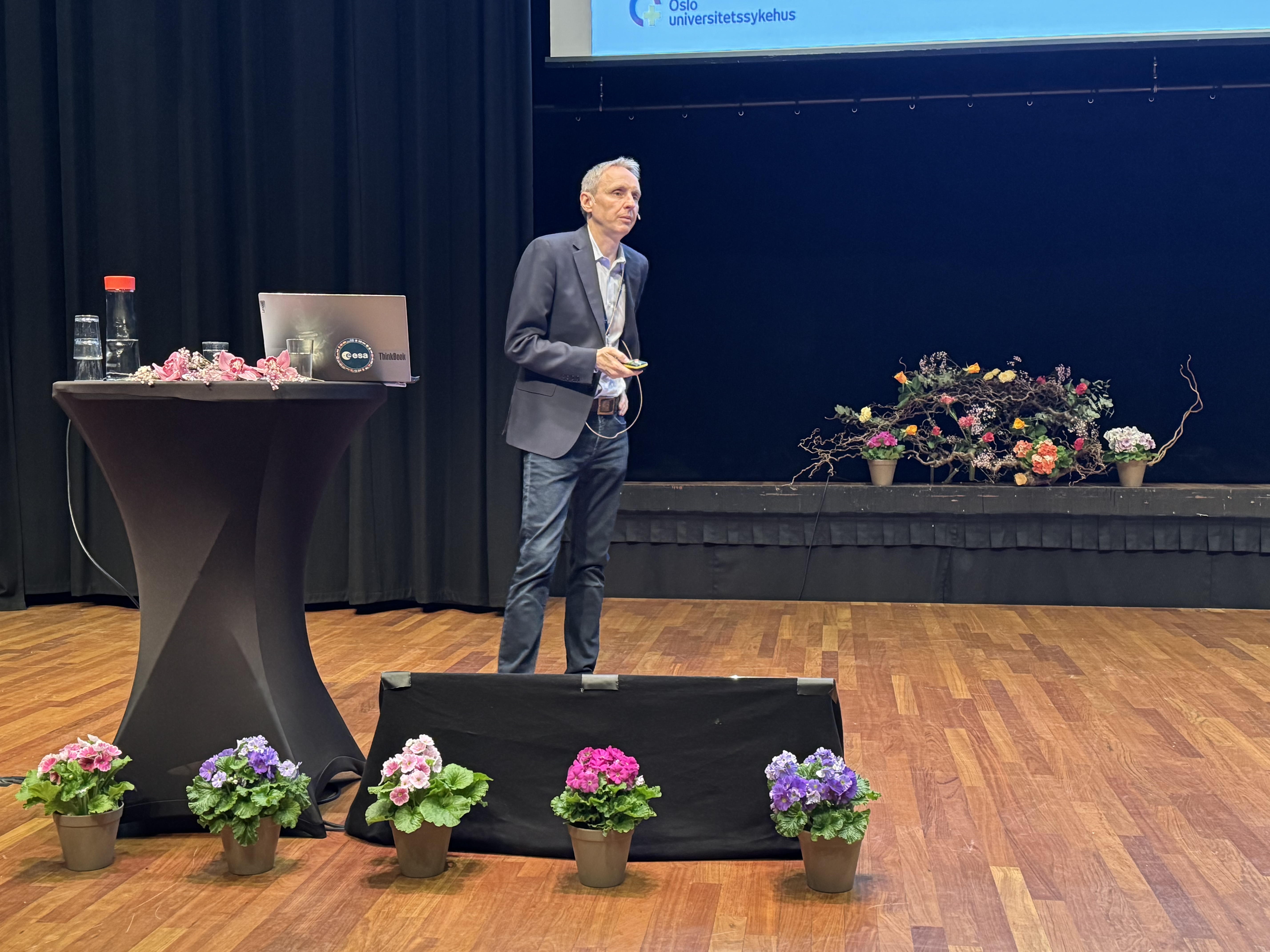 En mann som står på en scene