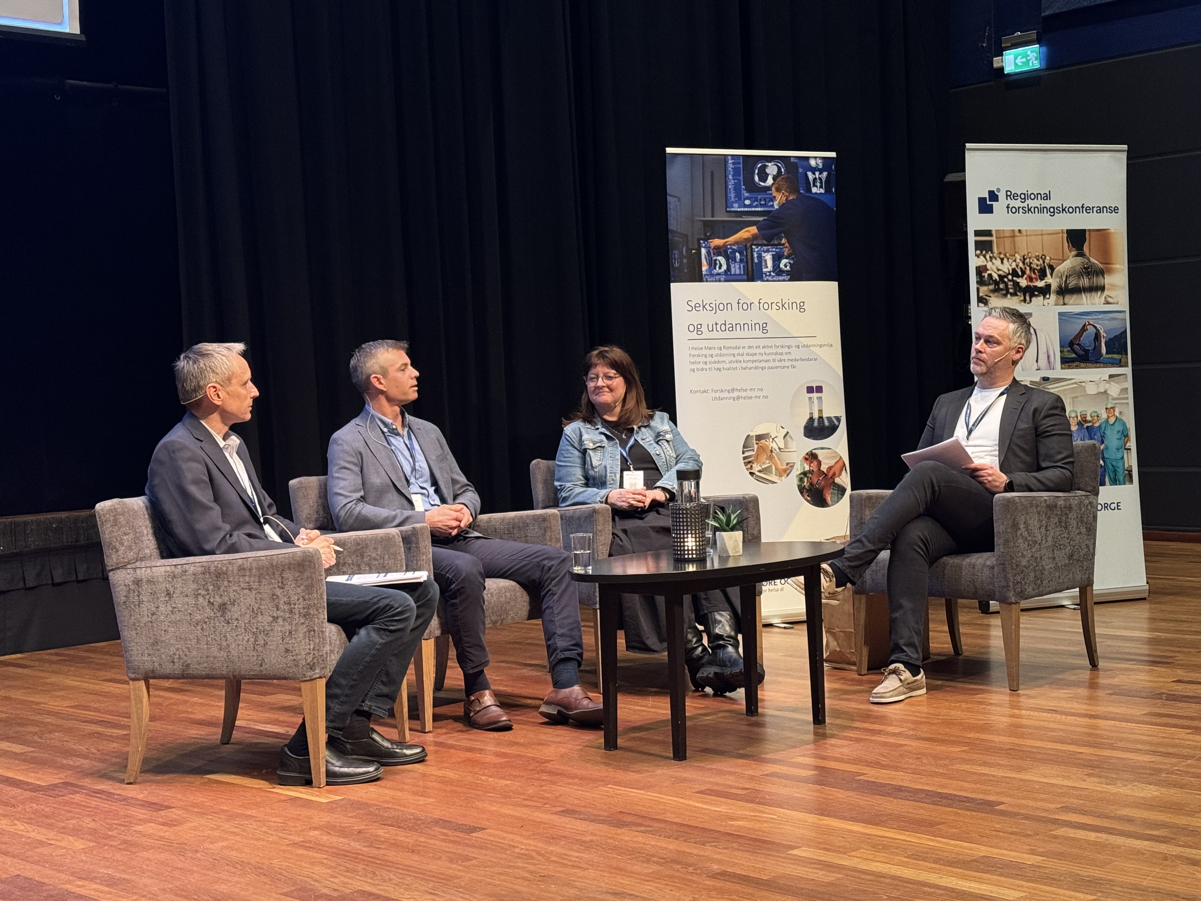 En gruppe mennesker som sitter i stoler