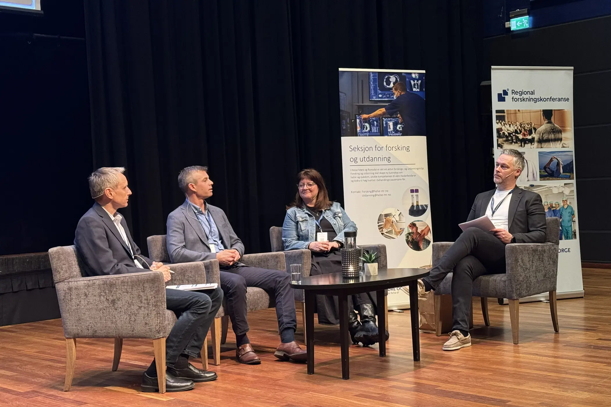 En gruppe mennesker som sitter i stoler