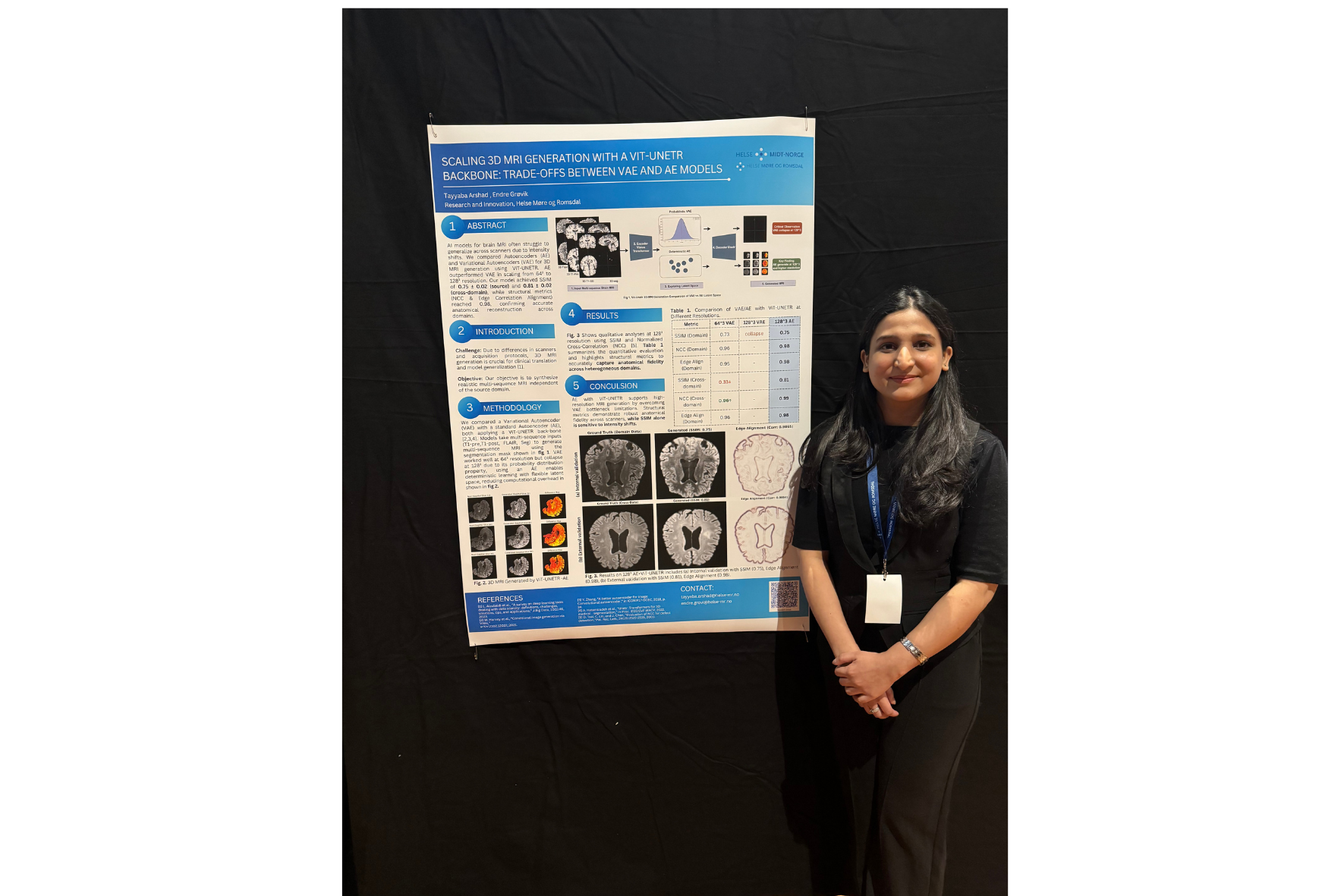 En dame som står ved siden av en plakat