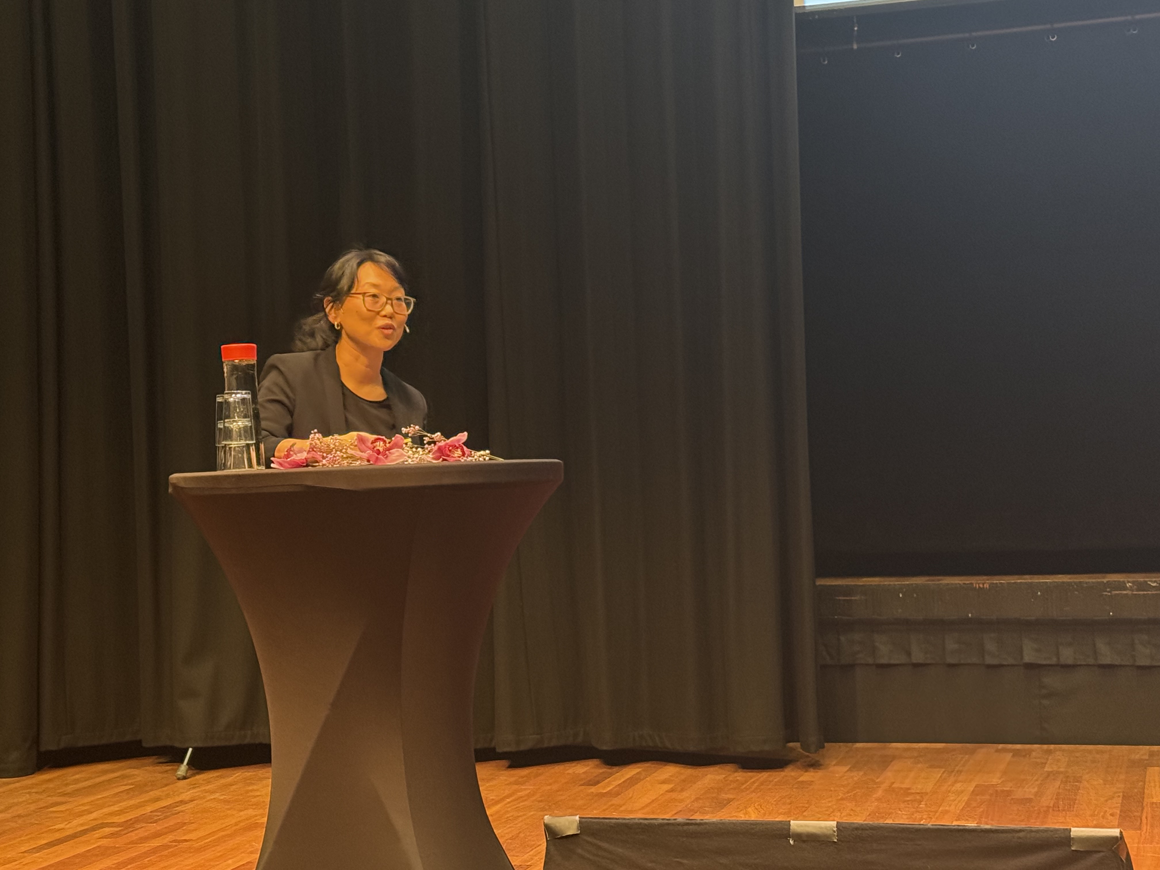 En person som sitter ved en talerstol