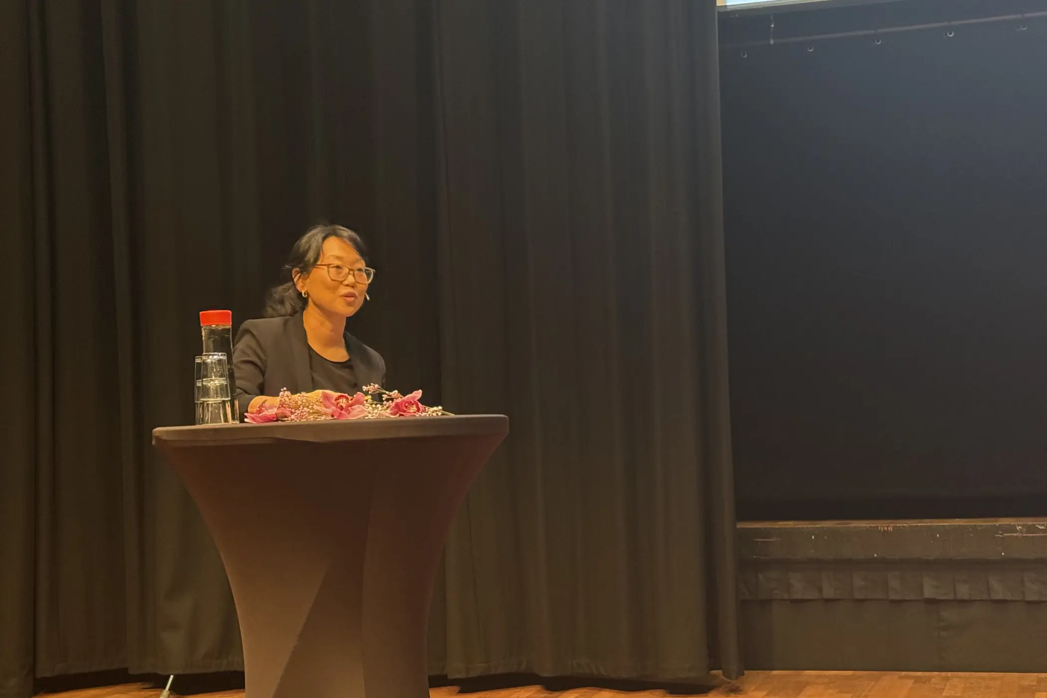 En person som sitter ved en talerstol