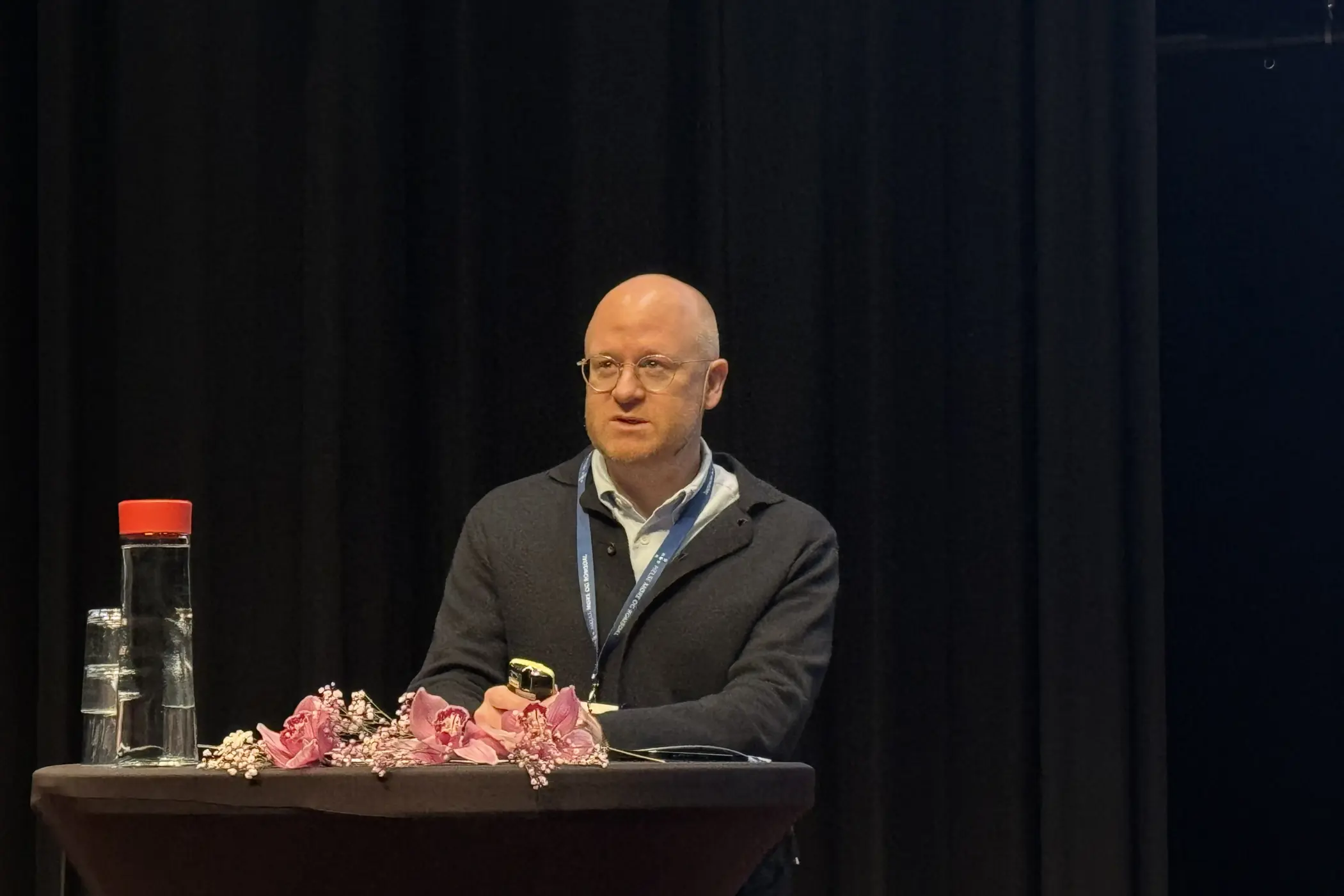 En mann som står ved en talerstol