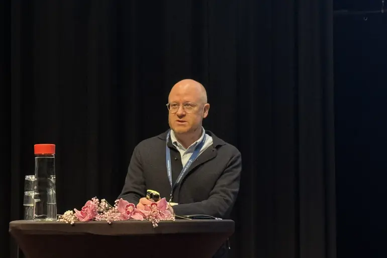 En mann som står ved en talerstol