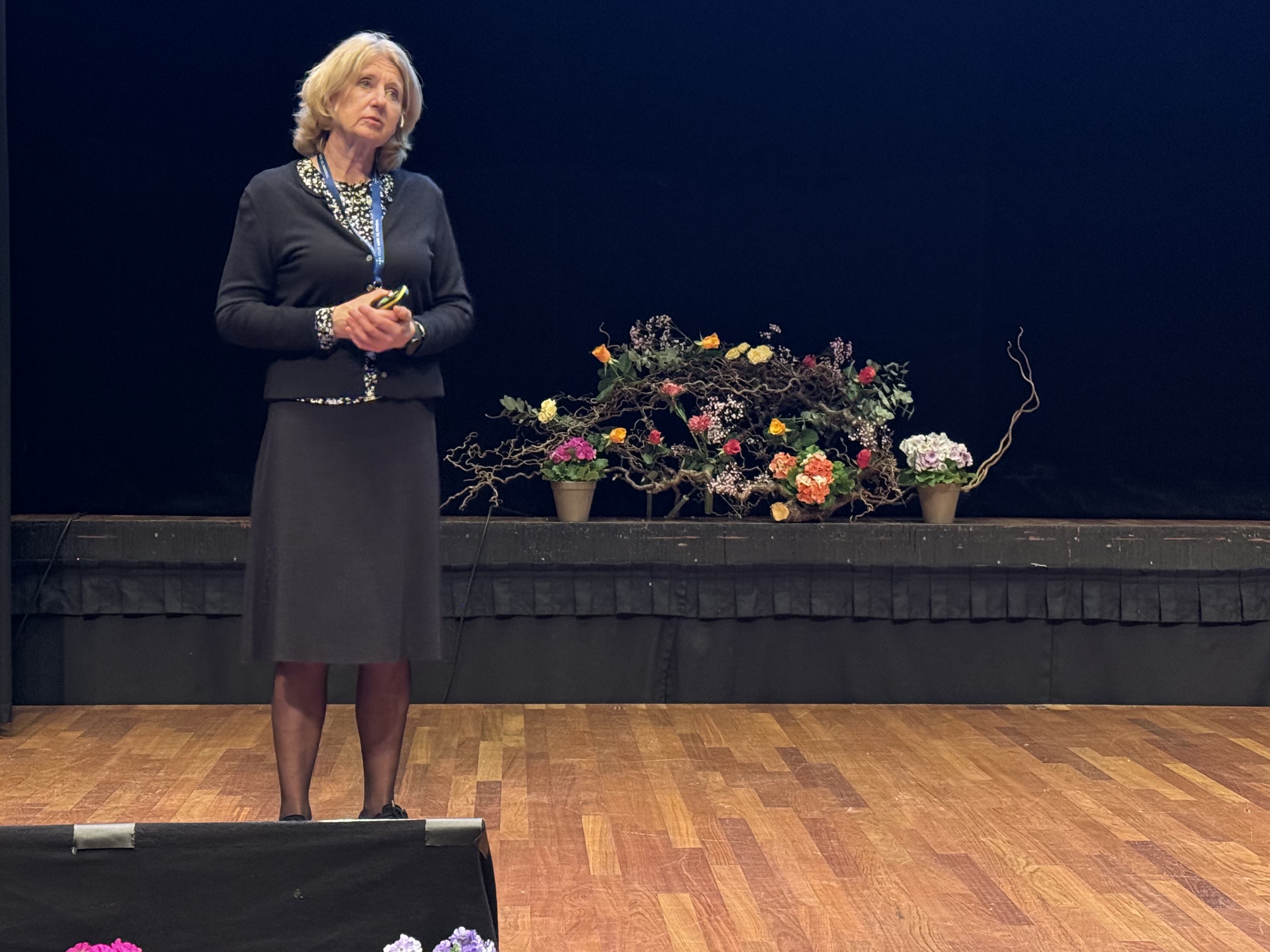 En kvinne som står på en scene