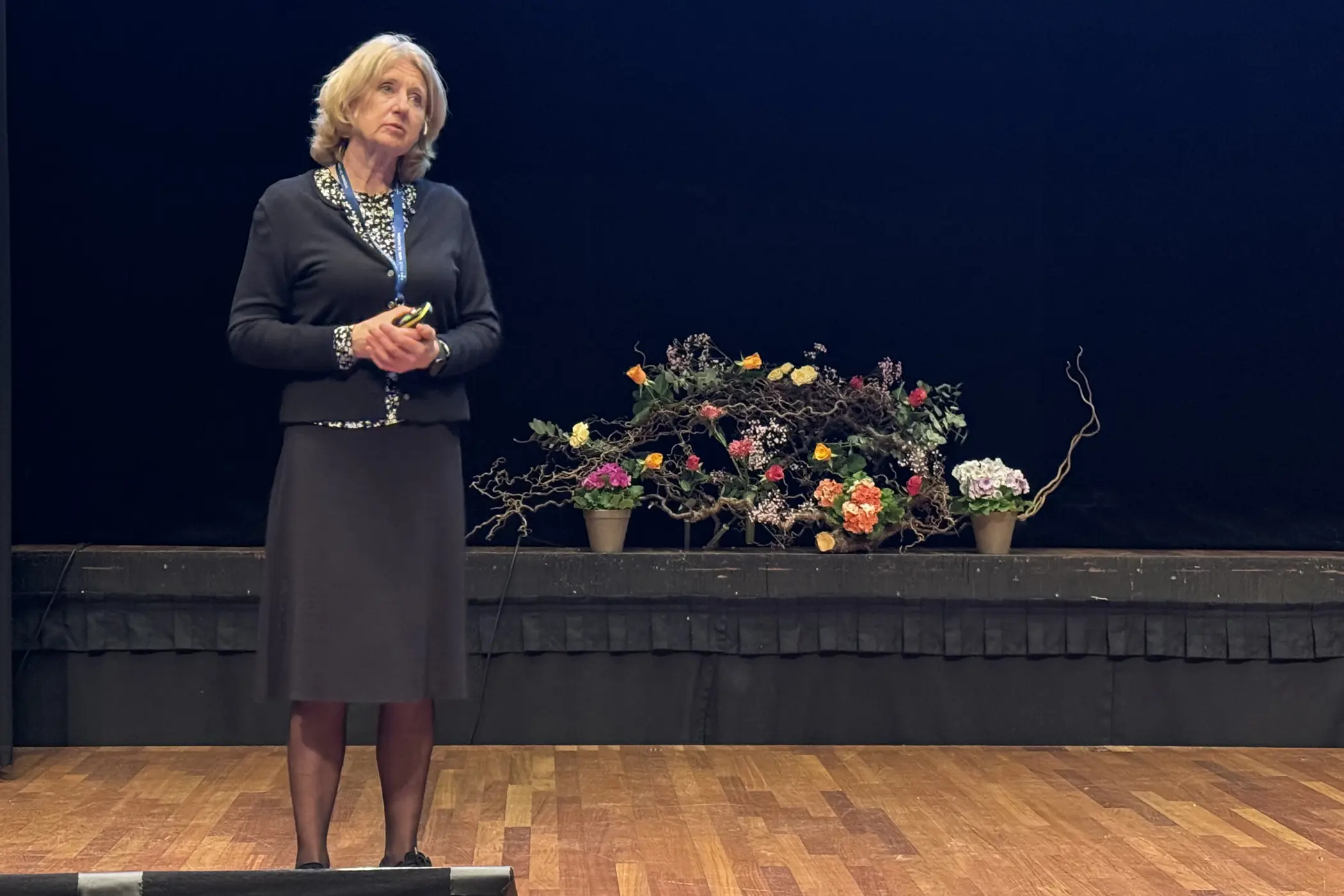 En kvinne som står på en scene