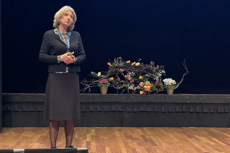 En kvinne som står på en scene