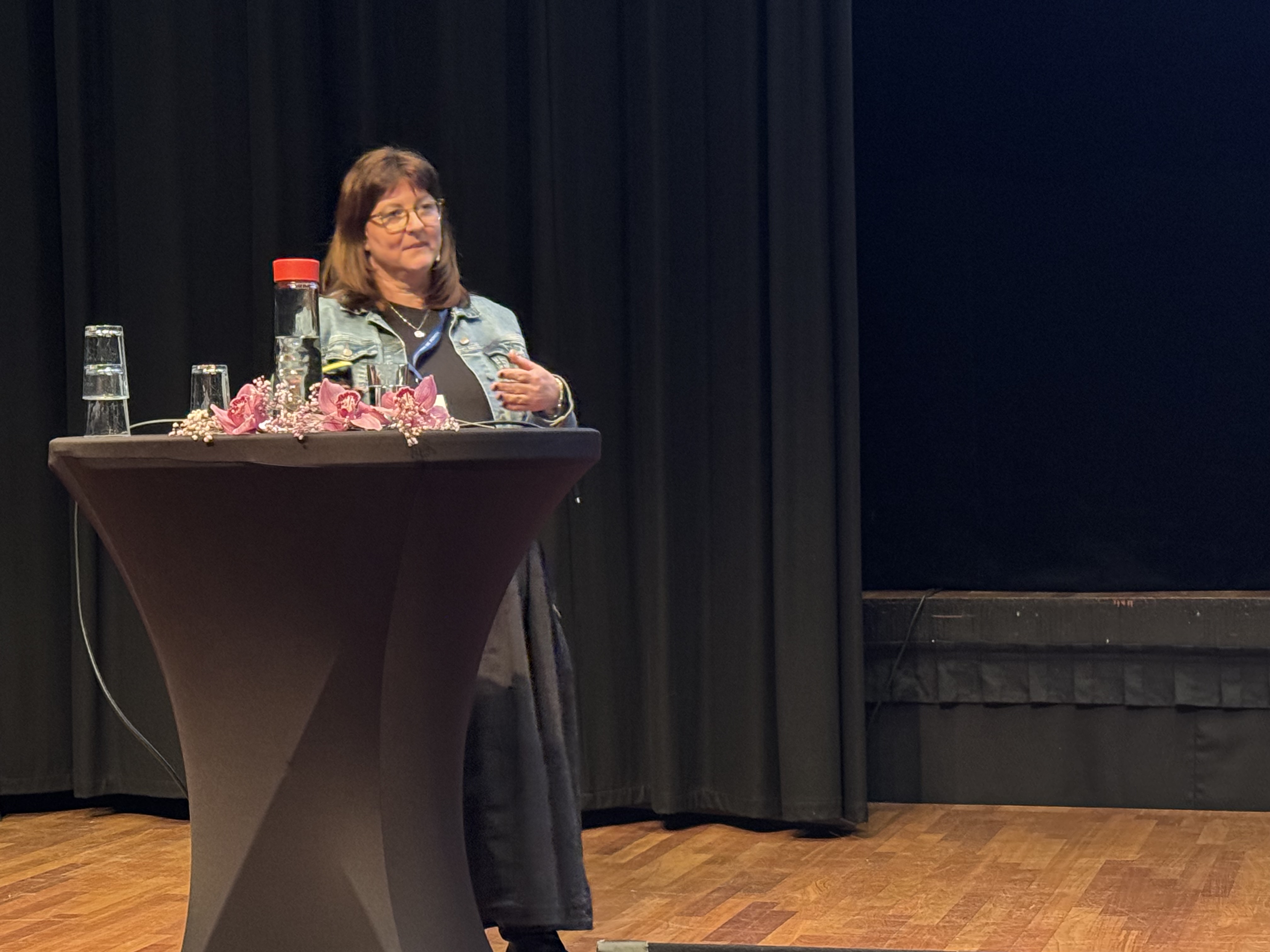 En kvinne som står ved en talerstol