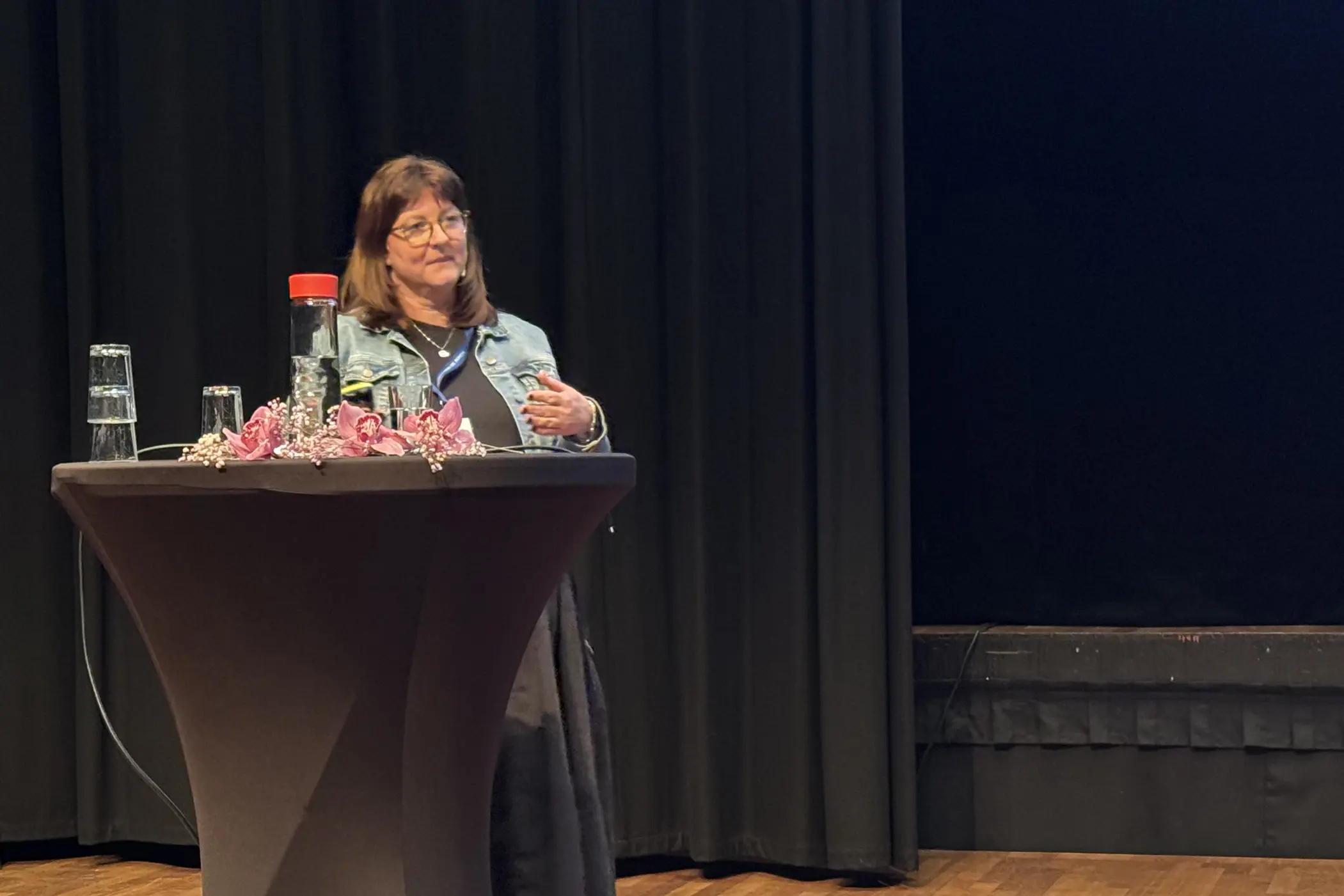 En kvinne som står ved en talerstol