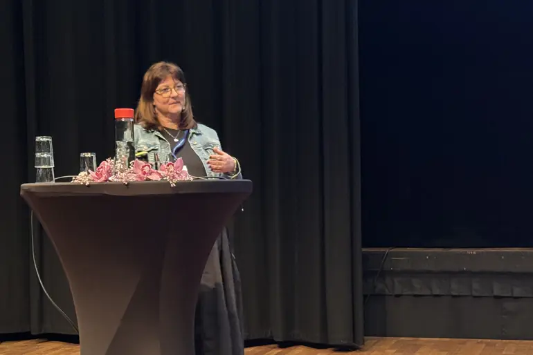 En kvinne som står ved en talerstol