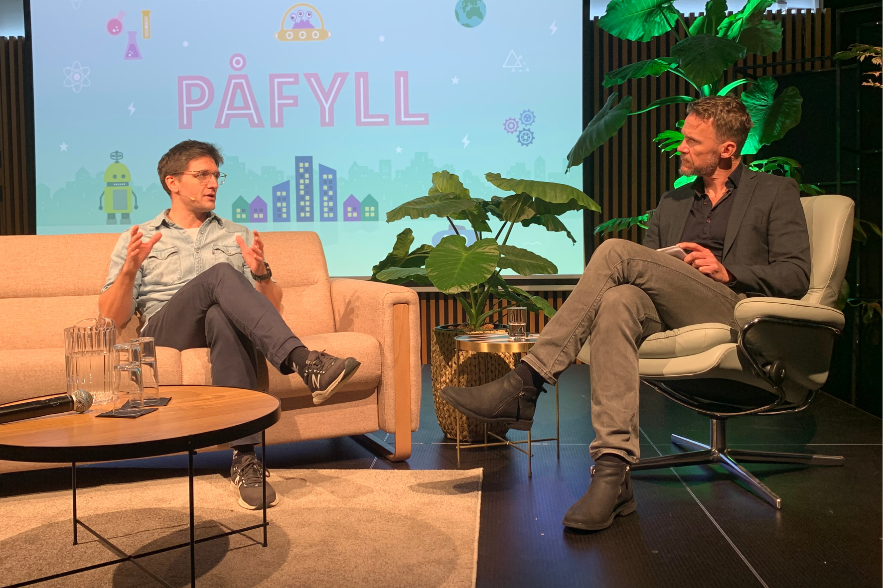 Menn som sitter i stoler