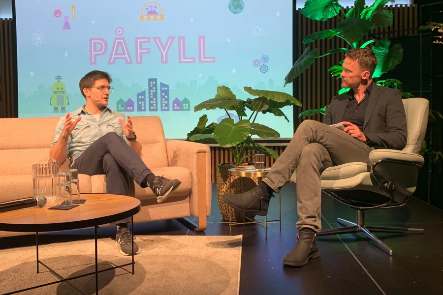 Menn som sitter i stoler