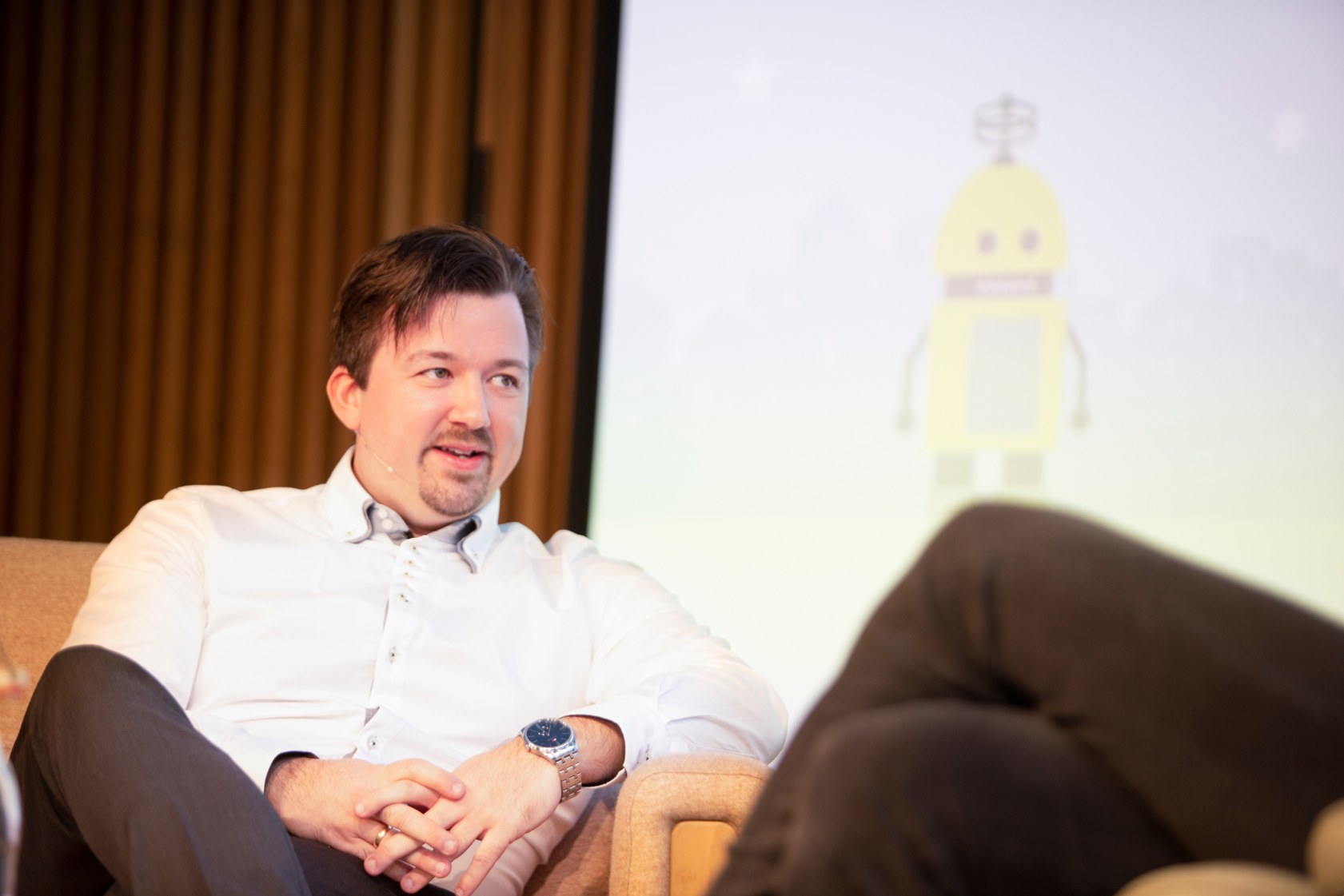 En mann som sitter i en stol