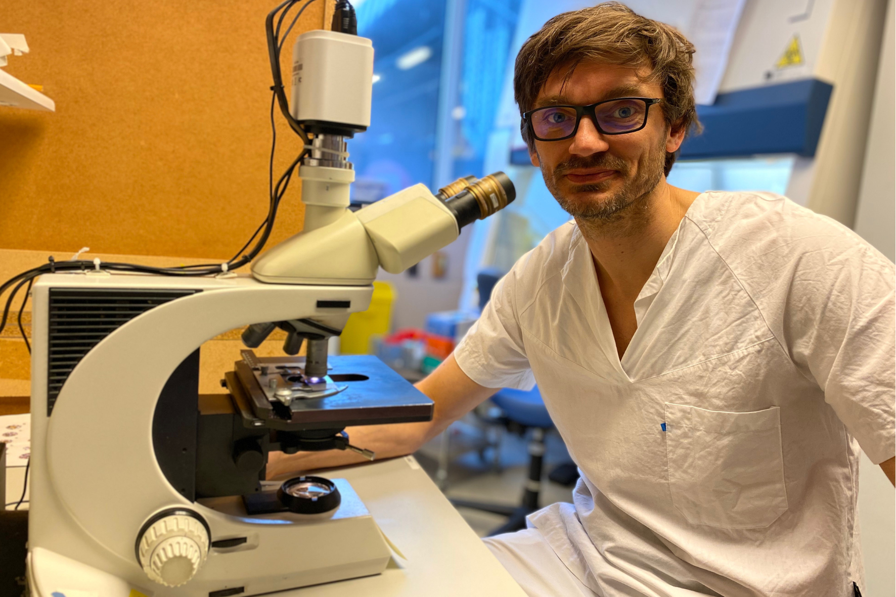 En mann i laboratoriefrakk