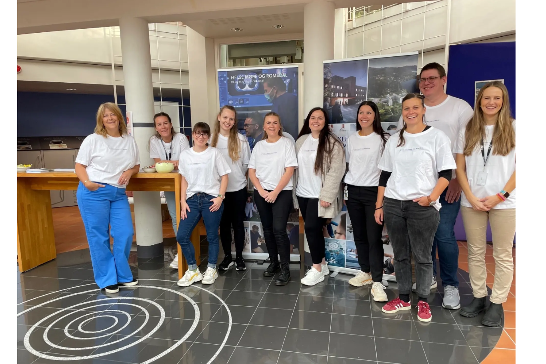 En gruppe mennesker som poserer for et bilde