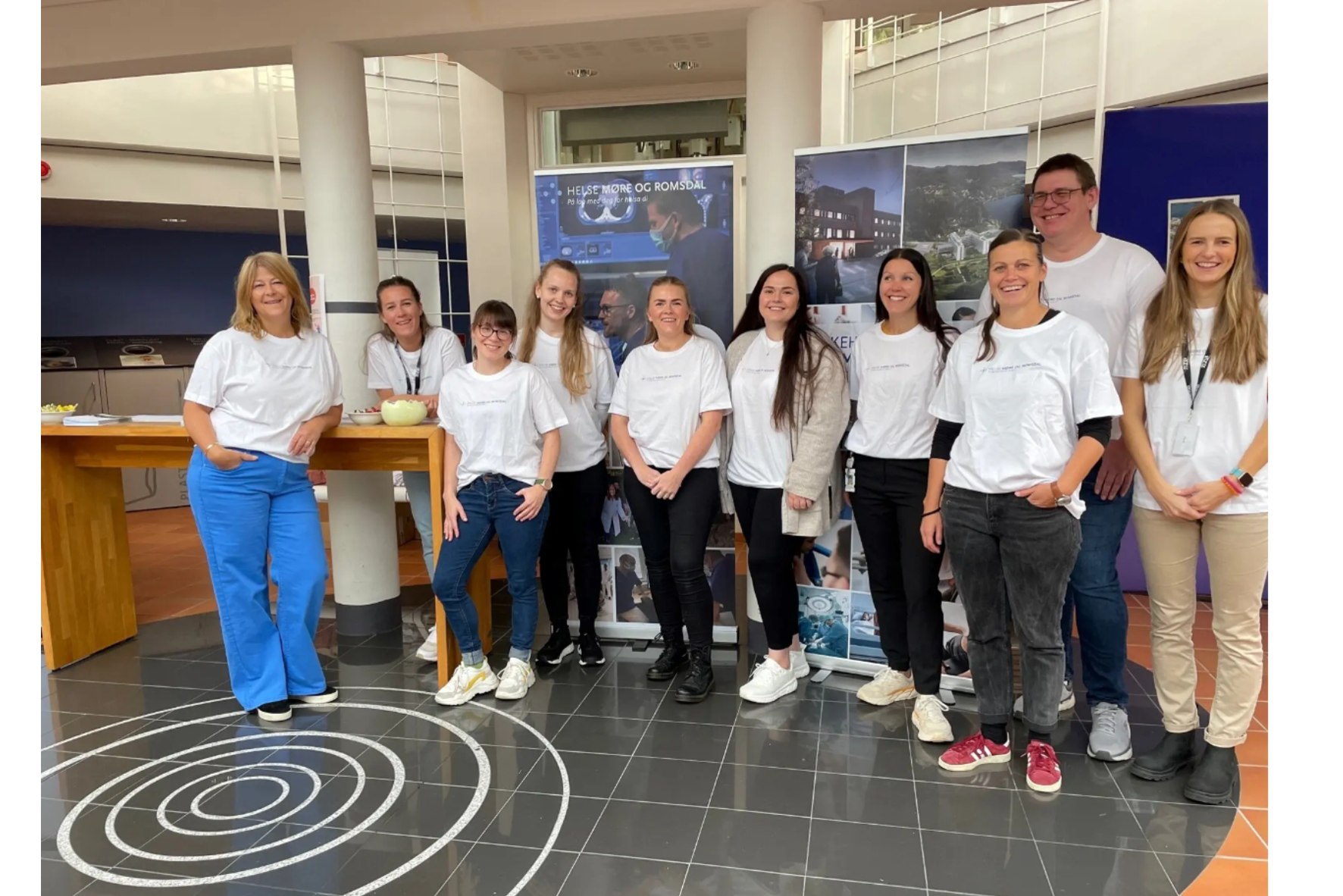 En gruppe mennesker som poserer for et bilde