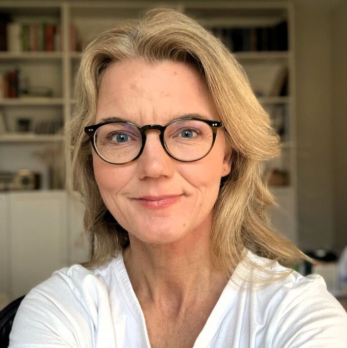 En person som bruker briller